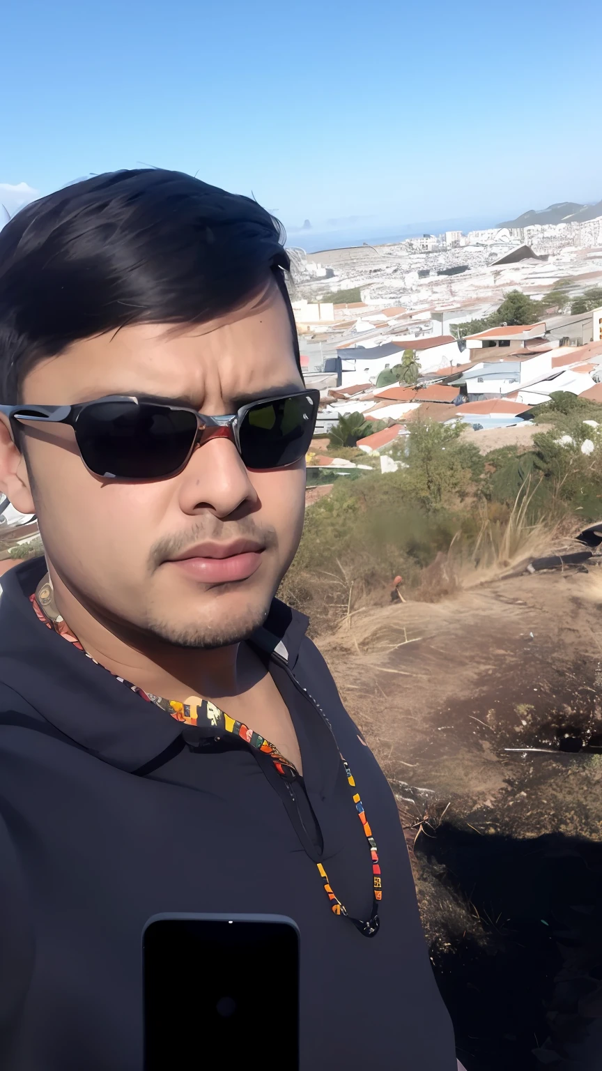 There's a man who's taking a picture of himself, Roshan, Where is the, com uma cidade em segundo plano, Colinas ao fundo, icaro carvalho, com montanhas ao fundo, imagem de qualidade muito baixa, david rios ferreira, with sun glasses, caio santos, saâdane afif, salvador, em tempo ensolarado