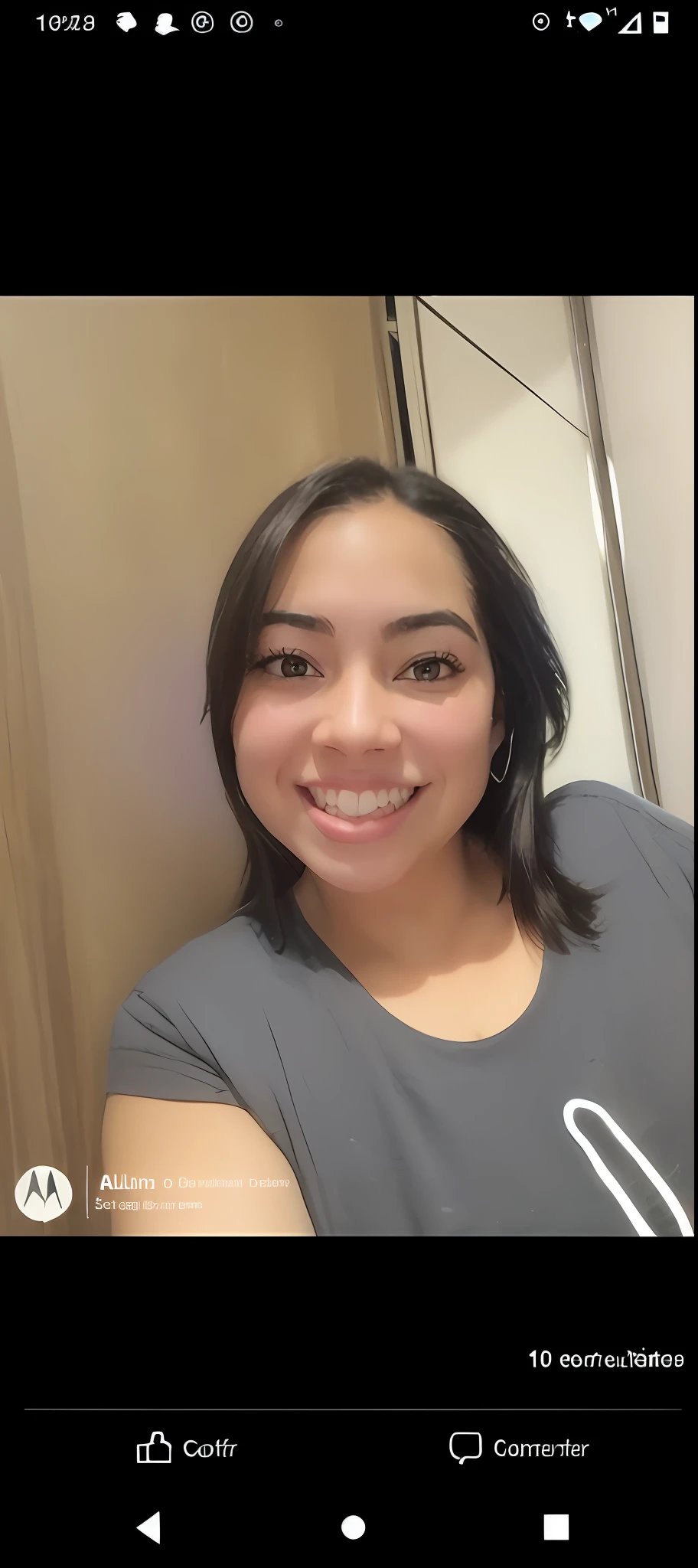 um close up de uma mulher com um sorriso no rosto, Alanis Guillen, foto de perfil headshot, sorrindo e olhando diretamente, she is smiling and excited, 3 0 anos de idade mulher, Mulher de 30 anos, happily smiling at the camera, bonito e sorridente, foto de perfil profissional, She is grinning, 2 8 anos, selfie de uma jovem mulher