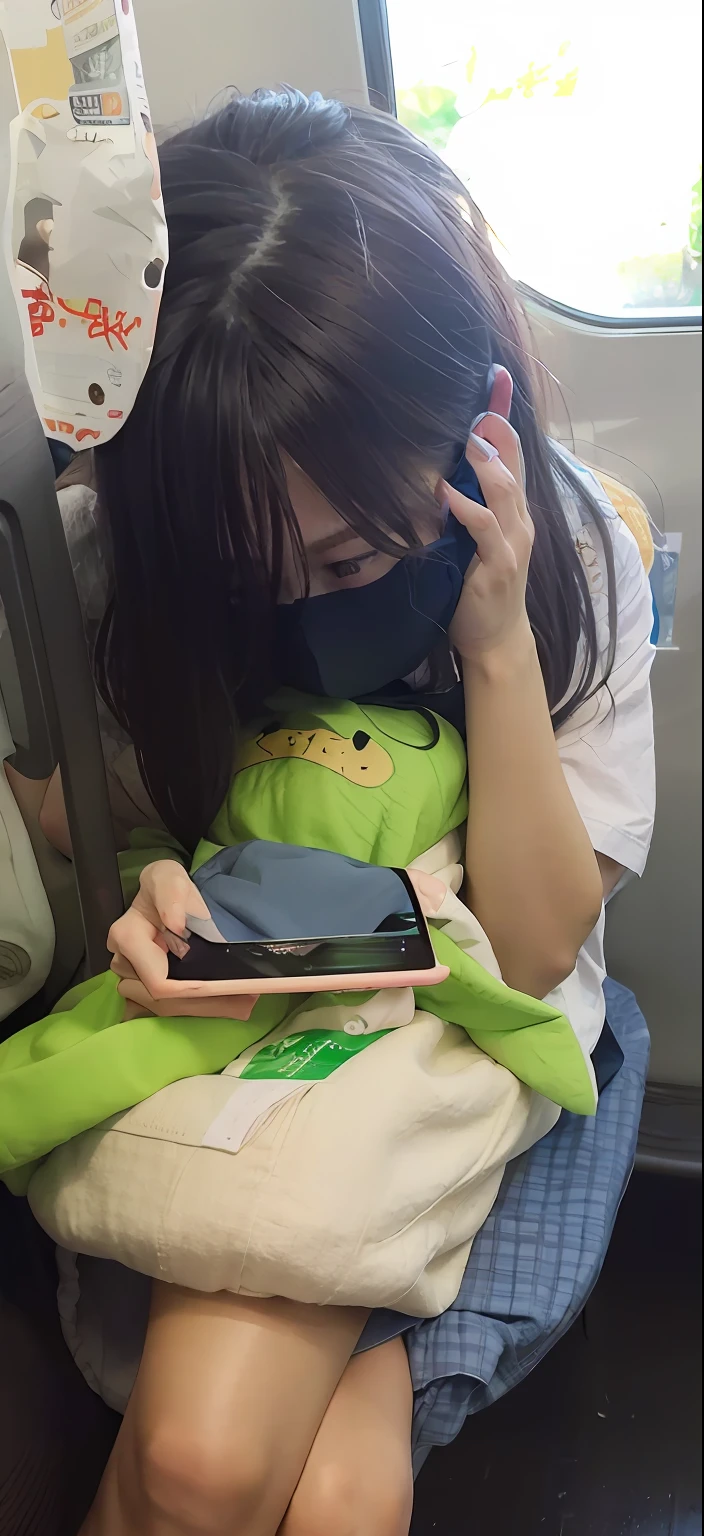 Alafi sits in the seat of the train,With a cell phone on his leg, checking her phone, checking her phone, she is holding a smartphone, coronavirus as a stuffed toy, 😭🤮 💔, the mask covers her entire face, 😭 🤮 💕 🎀, 🤬 🤮 💕 🎀