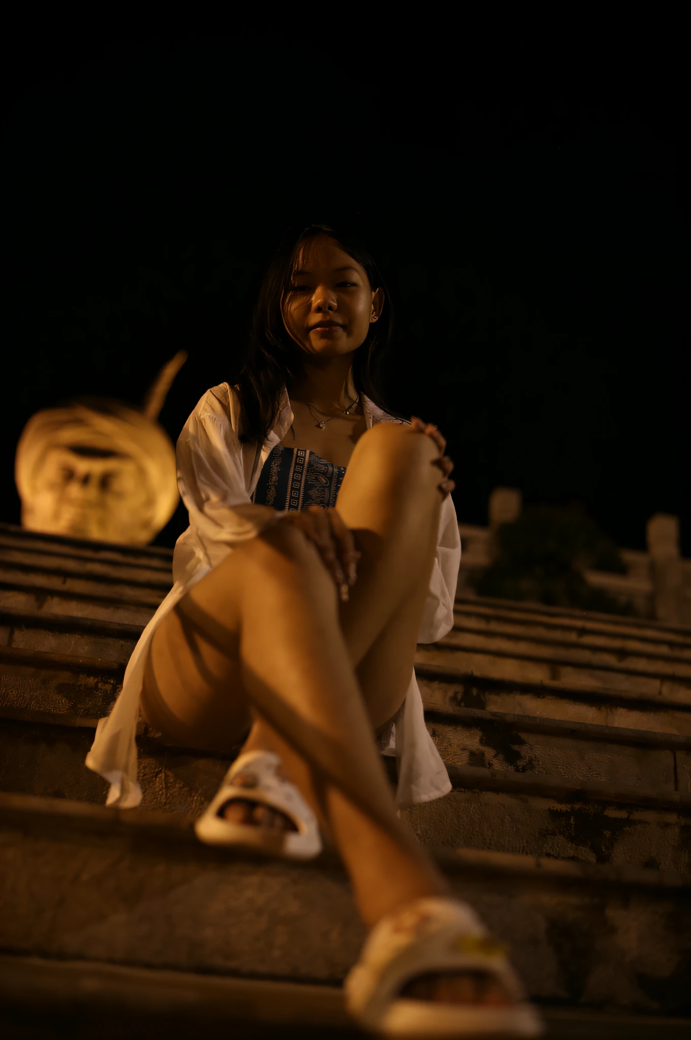 The woman sits on the steps，,shot on a Canon EOS R5, shot on canon eos r 5, taken with a canon eos 5d, taken with a canon eos 5 d, taken with canon eos 5 d, taken with canon eos 5 d mark iv, taken with a pentax k1000