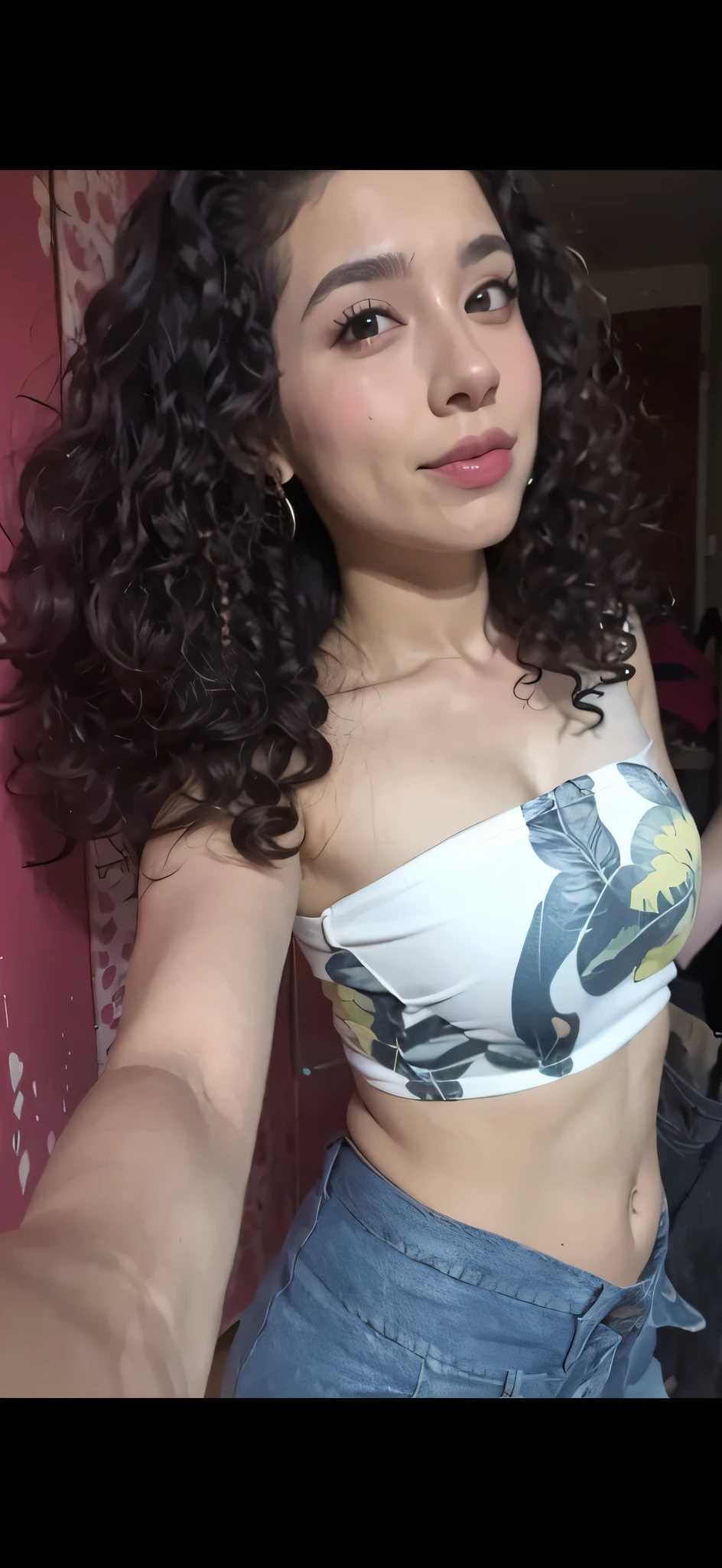 There's a woman with breasts out and jeans posing for a photo, cabelos cacheados, cacheados, cacheados e curtos, cachos por cima, (cabelos cacheados mais curtos), afro cacheado, cabelo cacheado, com afro, cabelo natural, com cabelos cacheados longos, cabelos cacheados pretos longos, ela tem cerca de 1 6 anos, 2 4 anos modelo feminina