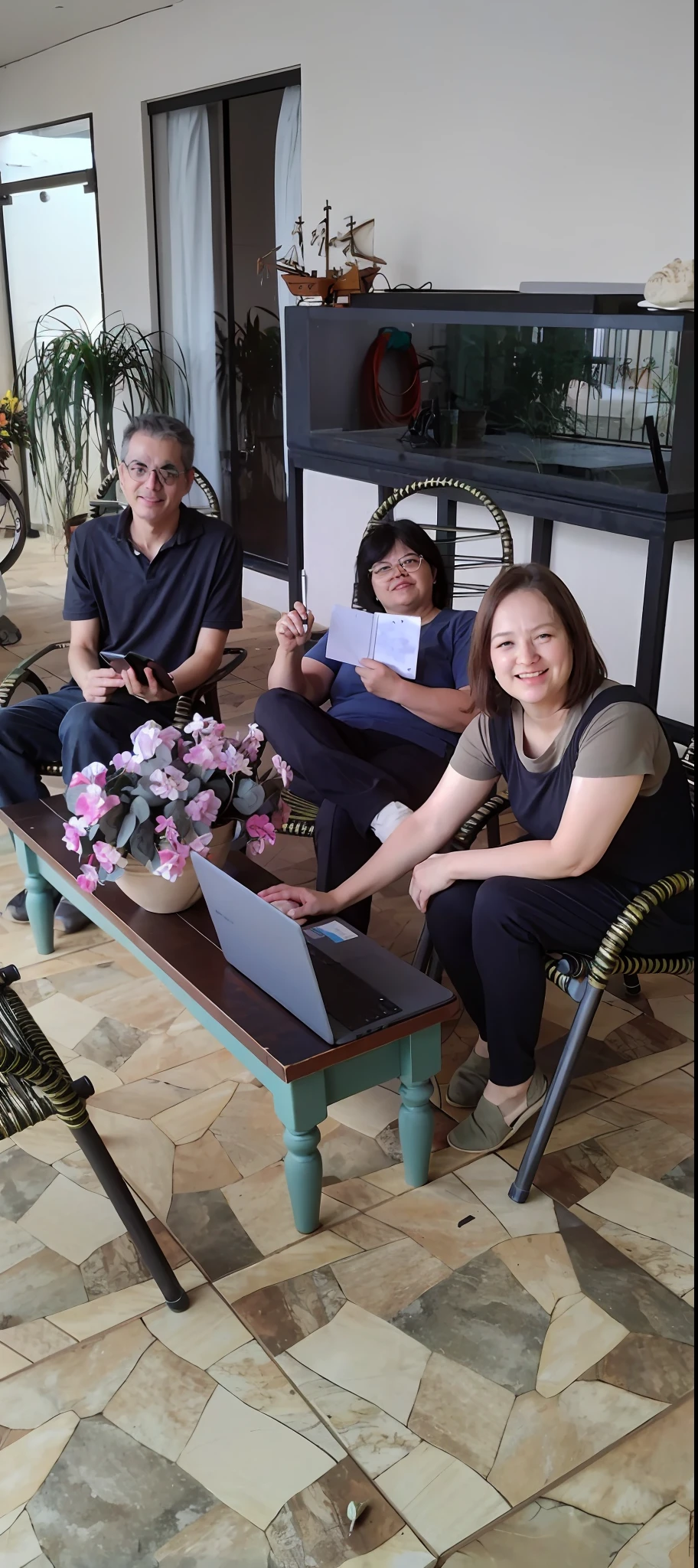 several people sitting in chairs in a room with a laptop, belos arredores, foto de grupo, Fotografia tirada em 2 0 2 0, foto retrato, ambiente encantador, Directed by: Natasha Tan, Hangout da tarde, animation still, imagem do avatar, photo rendering, premiados, Capturado no iPhone, Foto tirada em 2018, com artefatos de bronze de dong son, Fanart, photo shoot