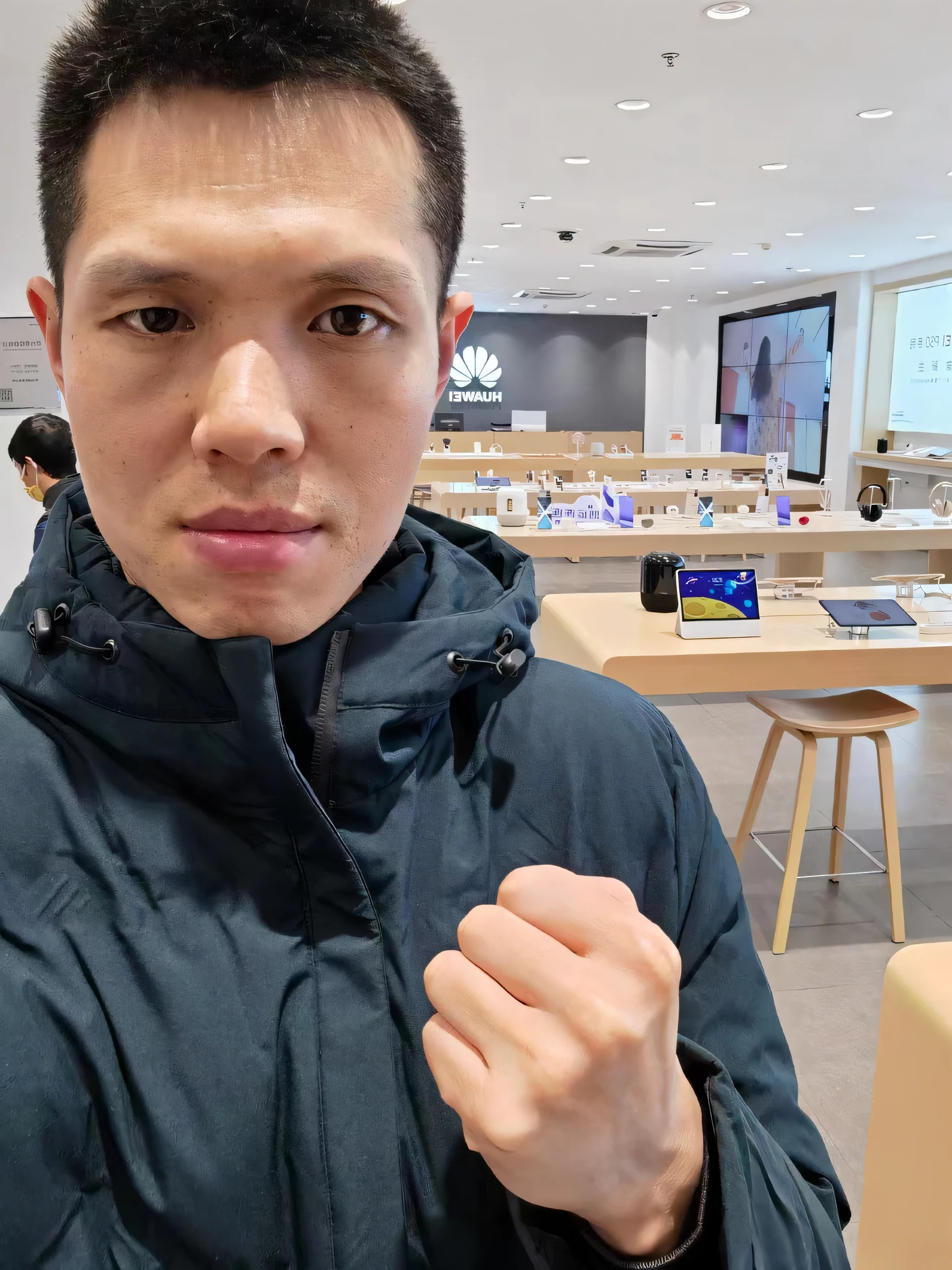 (best quality,Ultra-high rendering quality),和sifu风格🔥 😎 🕹️ 👀:2, Wearing a blue jacket during the call,Take part in the Go Pro Hero 8 Arena at the shopping mall,Take an 8K selfie,iPhone 13 Pro mall selfie,in mall、At Apple、and Johnny Yin,GoPro records photography,Perfect presentation of characters and scenes。