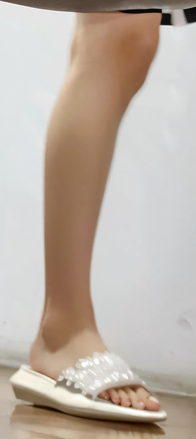 The white and slender legs of a 40-year-old beautiful Chinese woman，Wear white slippers on your feet，Toenails are silver-white manicures coated with diamonds，UHD，best quality，anatomically correct，best quality，anatomically correct ，8K, The details are clear and true，k hd，