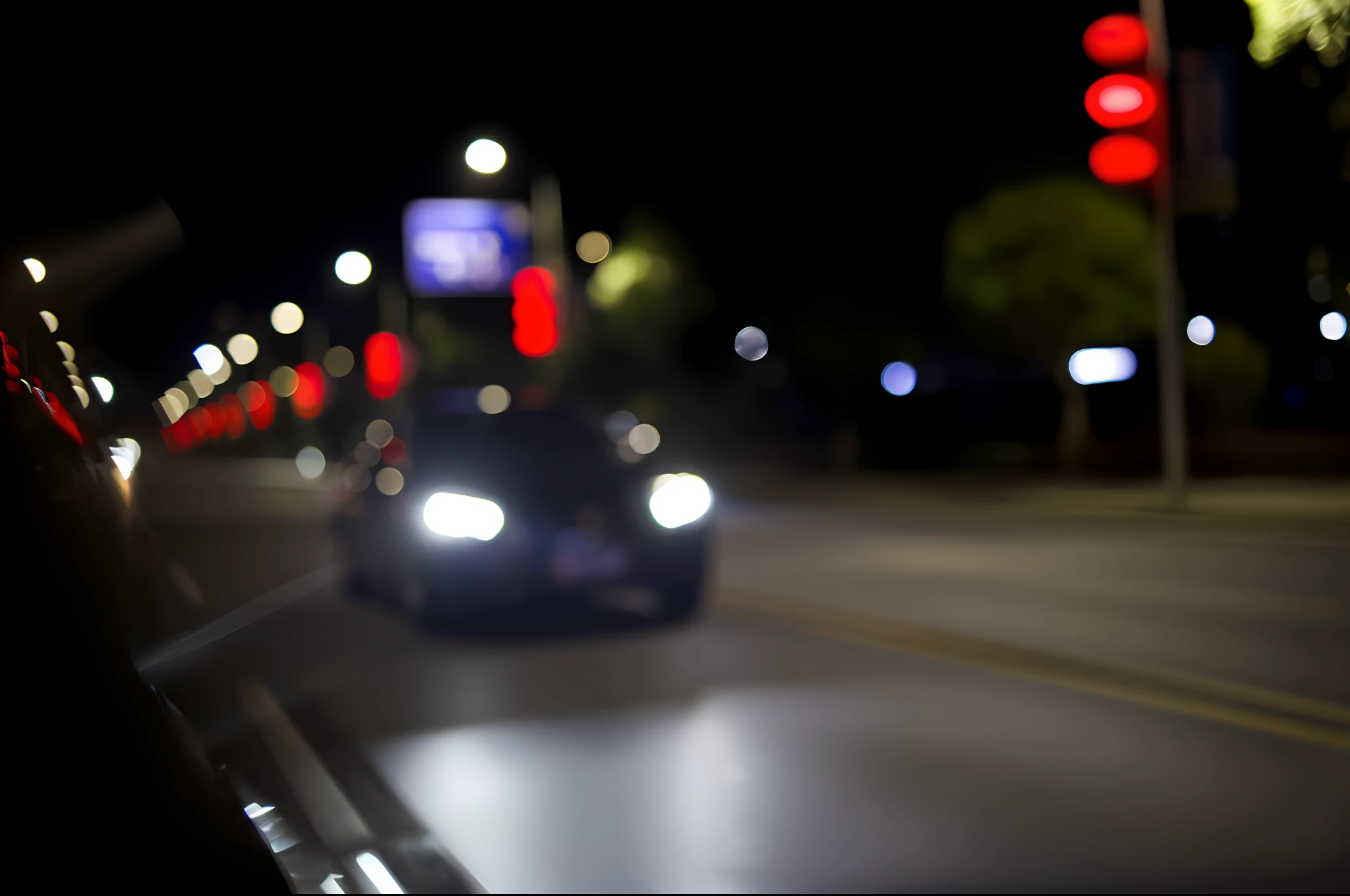 A car driving in the night, Cars pass the streets with traffic lights, Slightly blurred focus, Slightly out of focus frame, Depth of field effect with blurred focal length, The city is blurry at night, The difference in bokeh depth is noticeable, Detailed focus effect, Blurry depth of field for street shots, Severely out of focus frames, Bokeh blur without blur, The picture presents a deblurred feeling。
