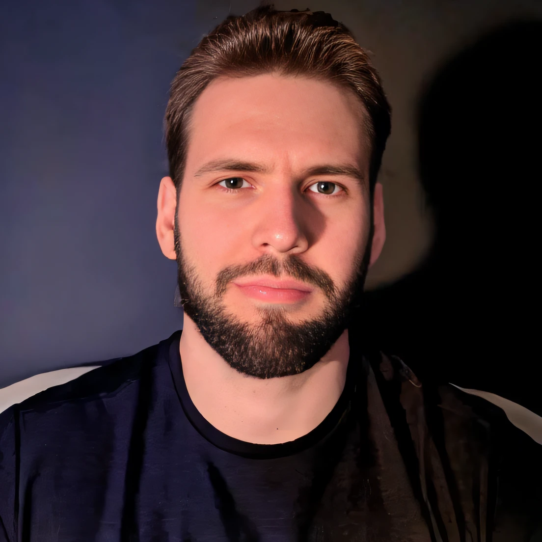 there is a man with a beard and a black shirt on, Streamer do Twitch / Jogador Ludwig, Fotografia selfie 8k, foto de perfil headshot, com barba e camisa preta, Alexandre Ferra, daniel mirante, contra fundo escuro, com uma barba pequena, h3h3, Valentina Embaralhamento, Christian Dimitrov, Asmongold