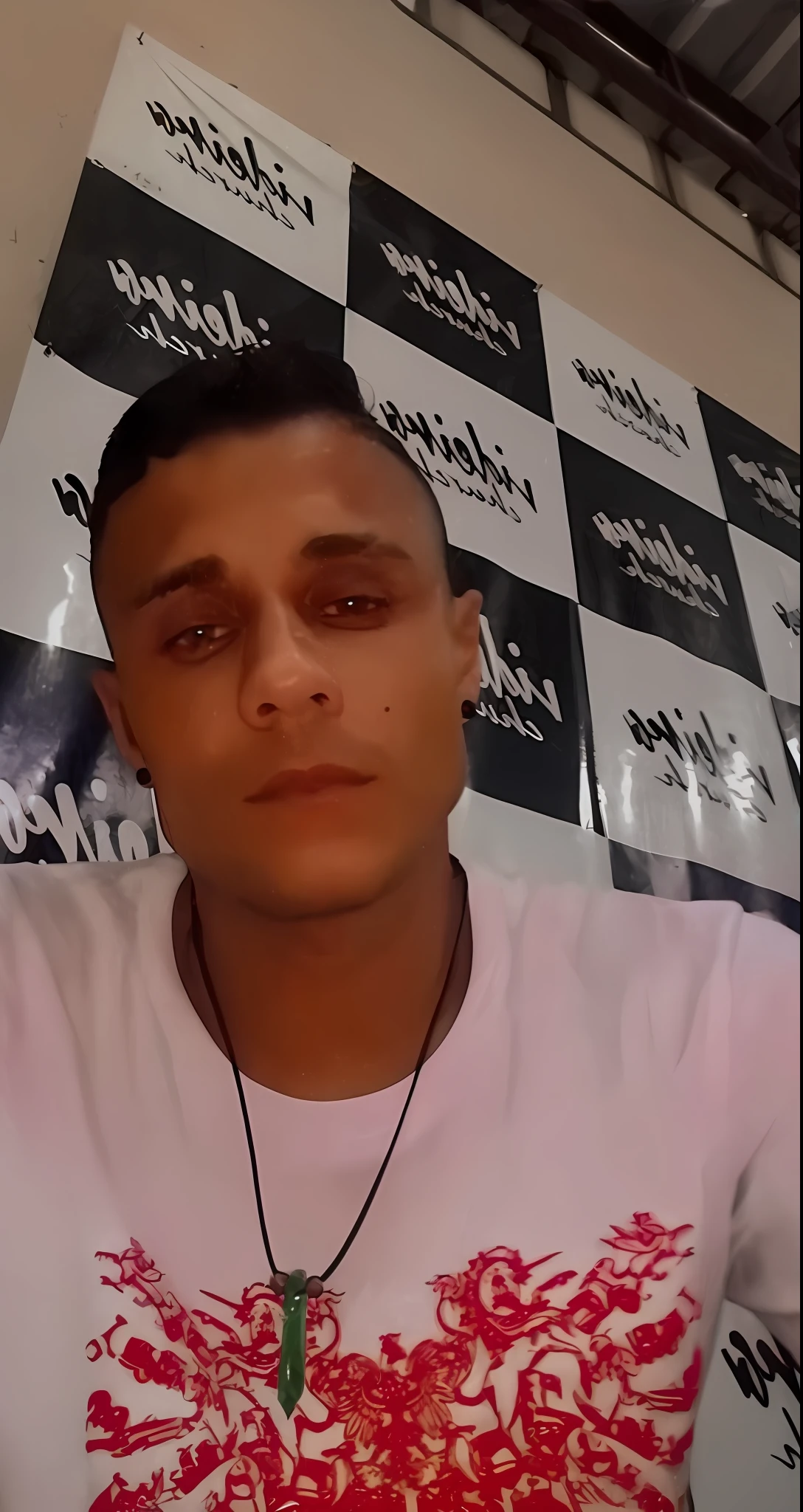 Homem cabelos brancos, grisalho, olho vermelho, realismo, futurista, raios, thunders