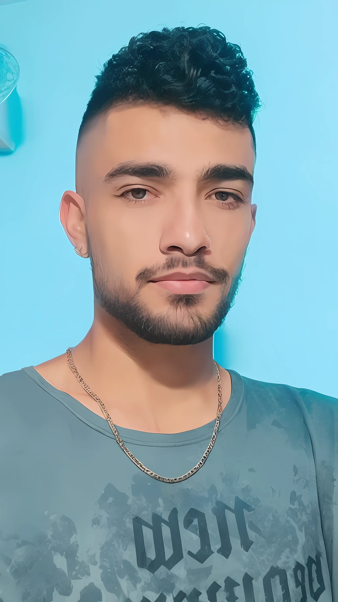 Homem com barba e camisa cinza posando para foto, andres rios, Cantor Maluma, taken in the early 2020s, caio santos, foto de perfil headshot, foto portait foto de perfil, imagem de qualidade muito baixa, Riyahd Cassiem, Retrato tirado 8 K, em torno de 1 9 anos, victor maristane