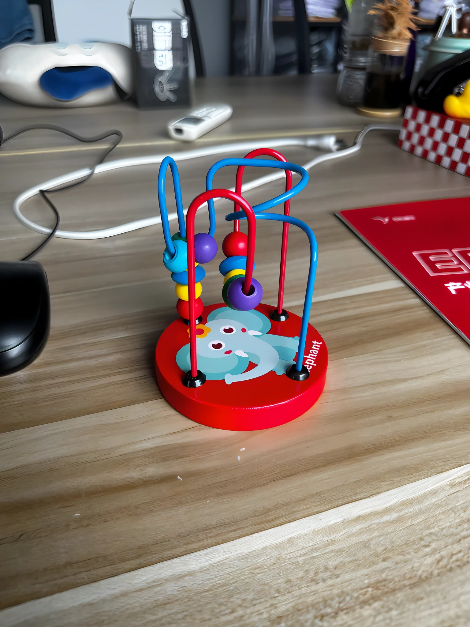 high qulity、Photos of toys that are clearly visible,Show cute toys on the table and close-up of the snake maze,Shot with Sony A7R and Canon 80D cameras,The theme is wooden art toys,Show toy packaging。