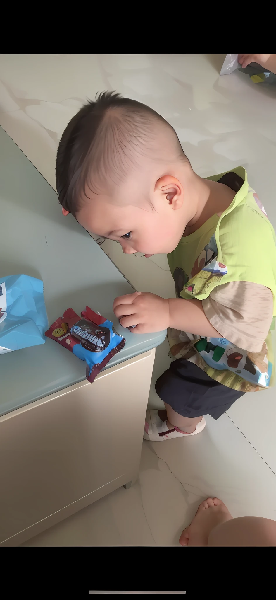 A curious child stared expectantly at the snack，There was a deep curiosity in his eyes。