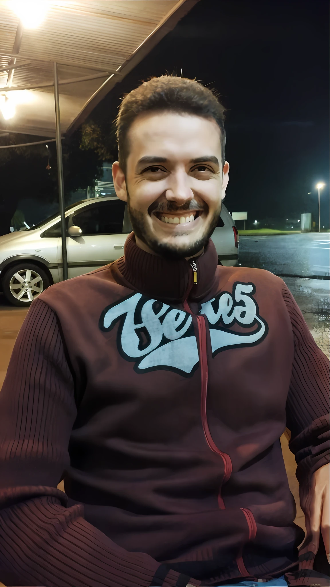 Arafed man sitting in a chair in a parking lot at night, mateus 9 5, david rios ferreira, icaro carvalho, muito ligeiramente sorridente, Jesus Alonso Iglesias, Directed by: Felipe Seade, Henry Alvim Correa, por Veno Pilon, Federico Pelat, inspired by Nuno Gonçalves, he's smiling
