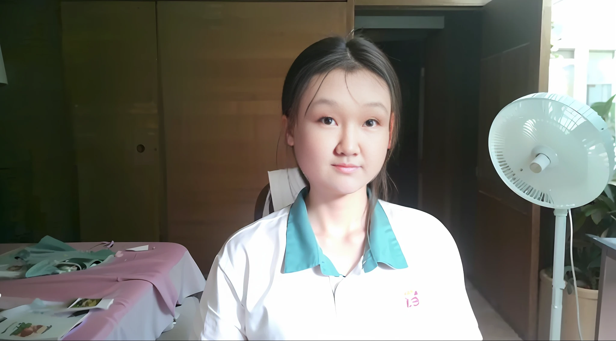 There was a woman standing in front of a fan, Student, xintong chen, nivanh chanthara, 18 years old, dang my linh, wenfei ye, photo of Girl, 1 8 I, 1 , she is about 1 6 years oldshen, Zhang Pengzhen, front profile!!!!