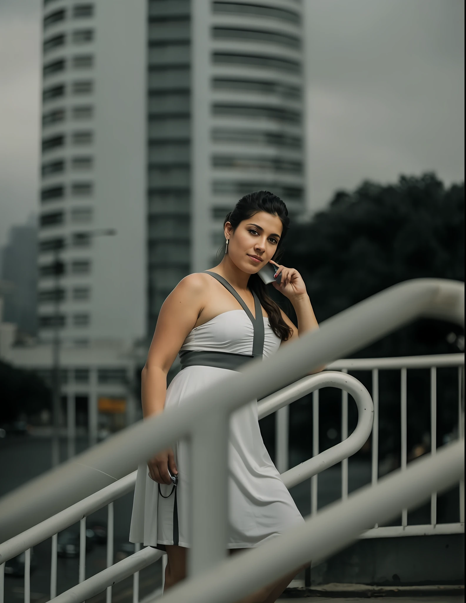 There's a woman standing on a bridge talking on her cell phone, Malika Favre, 7 0 mm portrait, Retrato de 50mm, Retrato de 60mm, 7 0 mm. dramatic lighting, 8k 50mm iso 10, Tiro em Sony A 7, Tiro com Sony Alpha, mulher posando, In Sao Paulo, posando em uma rua urbana