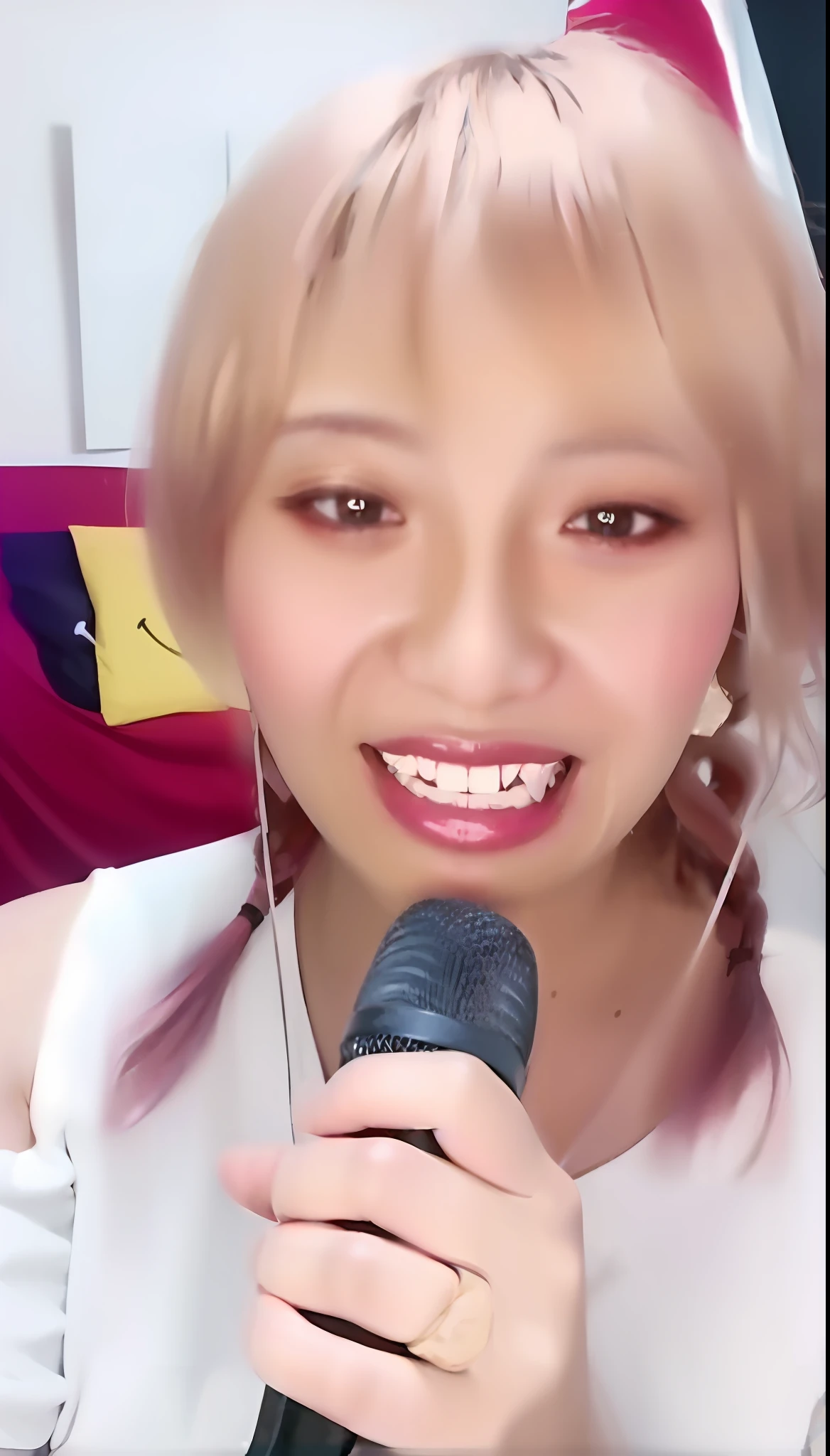 araffe girl with a microphone in her hand and a smile on her face, roseanne park of blackpink, chiho, shikamimi, lalisa manobal, ayami kojima amano, lalisa manoban of blackpink, sun yunjoo, cl, misa amane *, she has a cute expressive face, jossi of blackpink