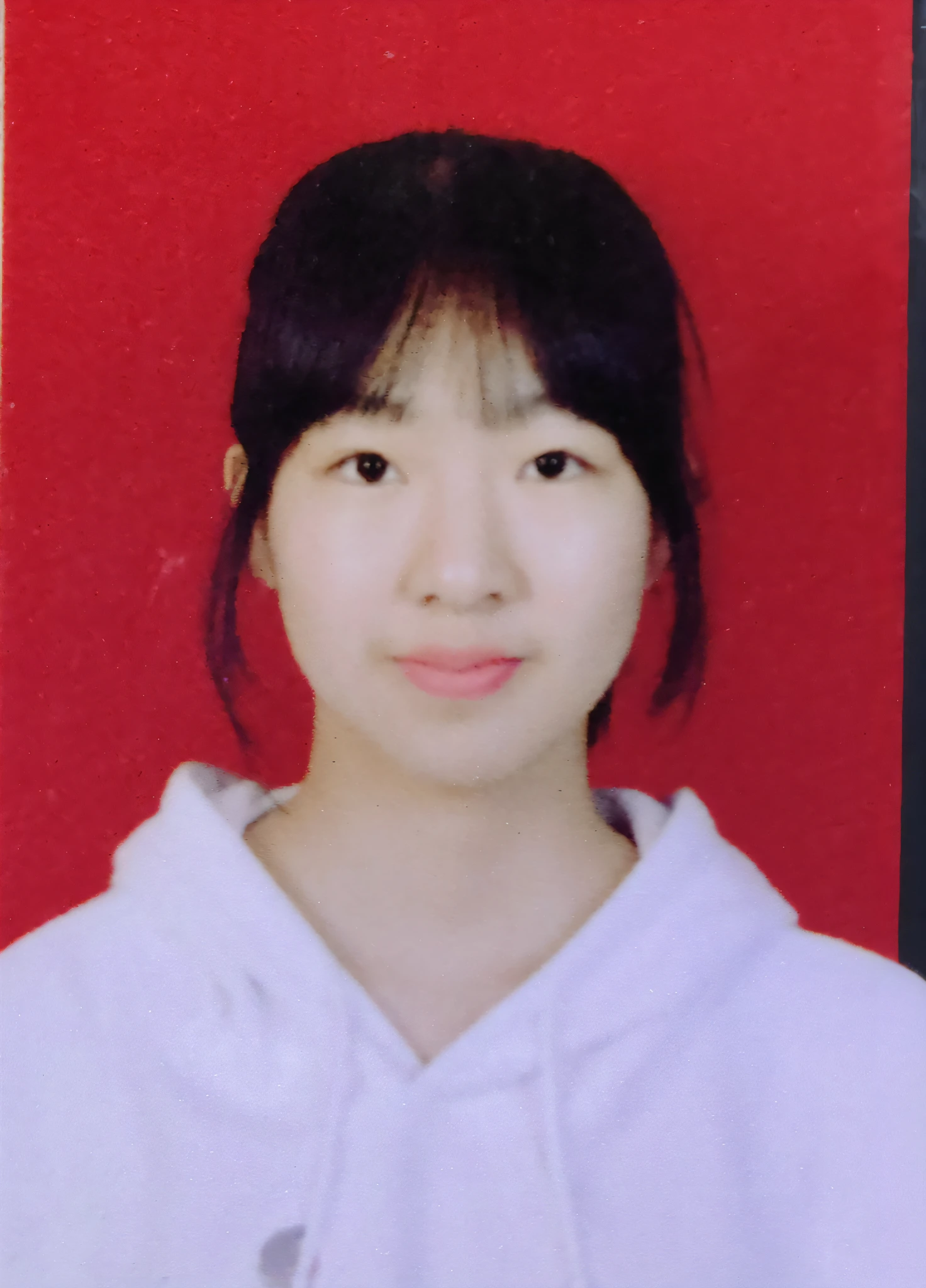 There is a woman in a white hoodie taking a picture, jaeyeon nam, jiyun chae, Choi Hyun-hwa, xision wu, shin min jeong, xintong chen, Shin Jinying, wenfei ye, gongbi, Kim Hyun-joo, chengyou liu, Zhang Pengzhen, Wang Qichao, wenjun lin