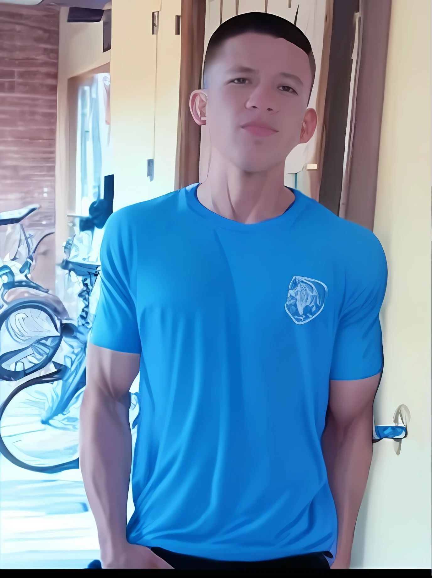 Homem de Arafed parado em frente a uma porta com uma bicicleta ao fundo, em torno de 1 9 anos, foto de perfil, 2 7 anos, 2 3 anos, foto fit, taken in the early 2020s, tshirt azul apertada, 2 8 anos, andres rios, Cristiano Orrillo, imagem de perfil, foto de perfil com camisa preta e um fisico muito musculoso