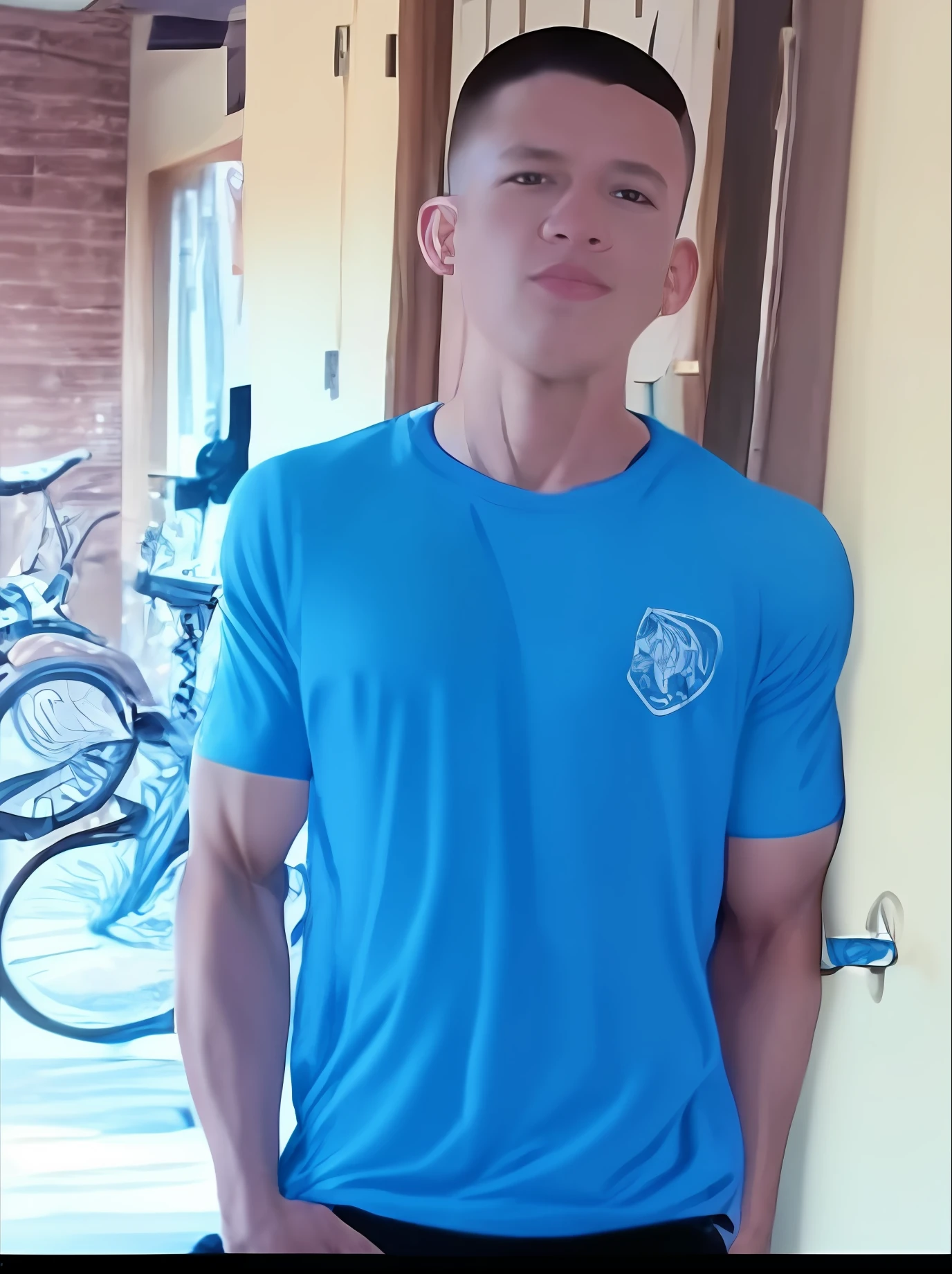 Homem de Arafed parado em frente a uma porta com uma bicicleta ao fundo, em torno de 1 9 anos, foto de perfil, 2 7 anos, 2 3 anos, foto fit, taken in the early 2020s, tshirt azul apertada, 2 8 anos, andres rios, Cristiano Orrillo, imagem de perfil, foto de perfil com camisa preta e um fisico muito musculoso