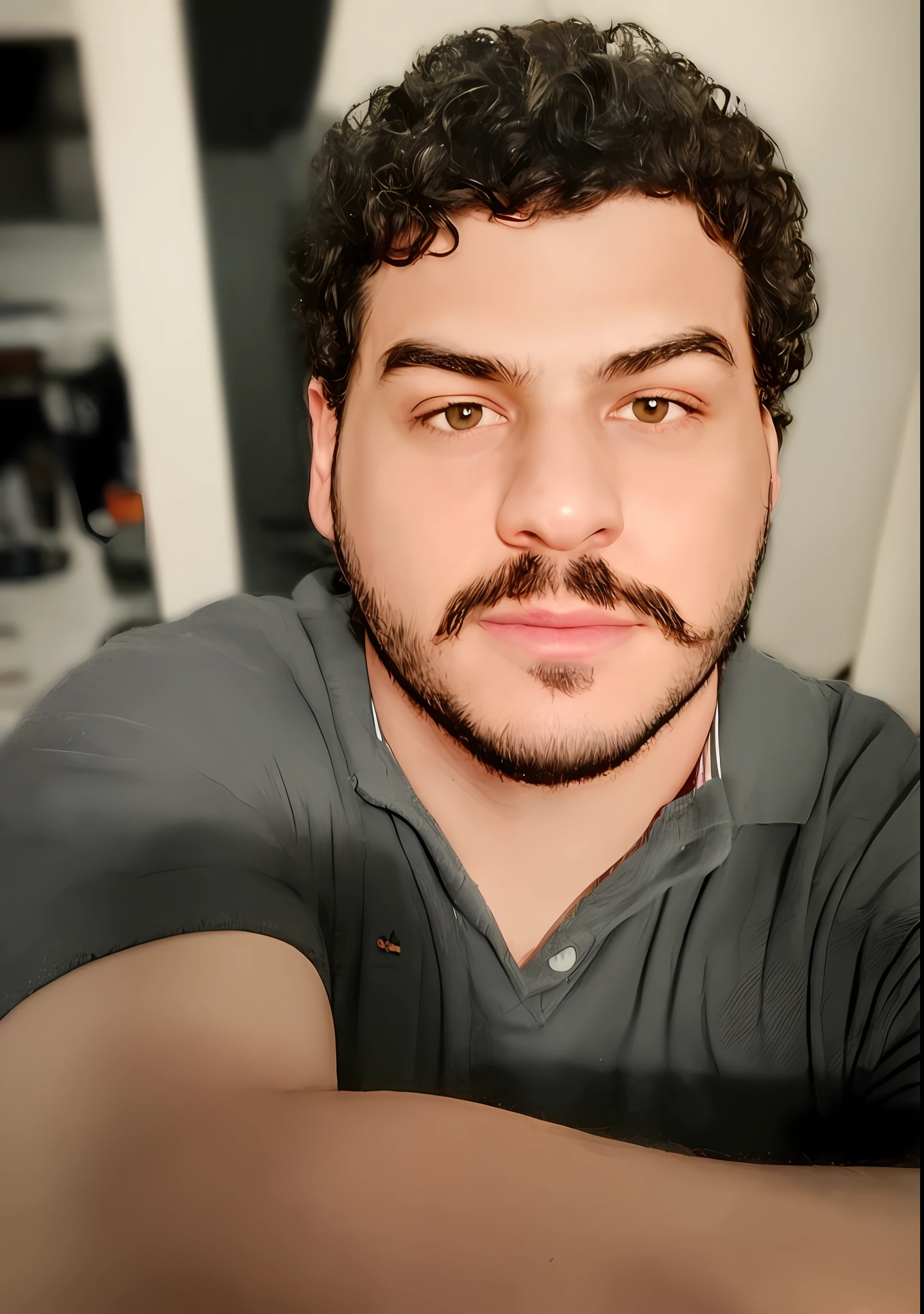 There's a man with a mustache and a beard sitting at the table, Fotografia selfie 8k, Retrato tirado 8 K, com uma barba pequena, inspired by Antônio Parreiras, sem barba, sem barba e bigode, Unibrow, Jovem homem grego, barba pequena, cerca de 3 5 anos, pelos faciais curtos, restolho curto, sem bigode