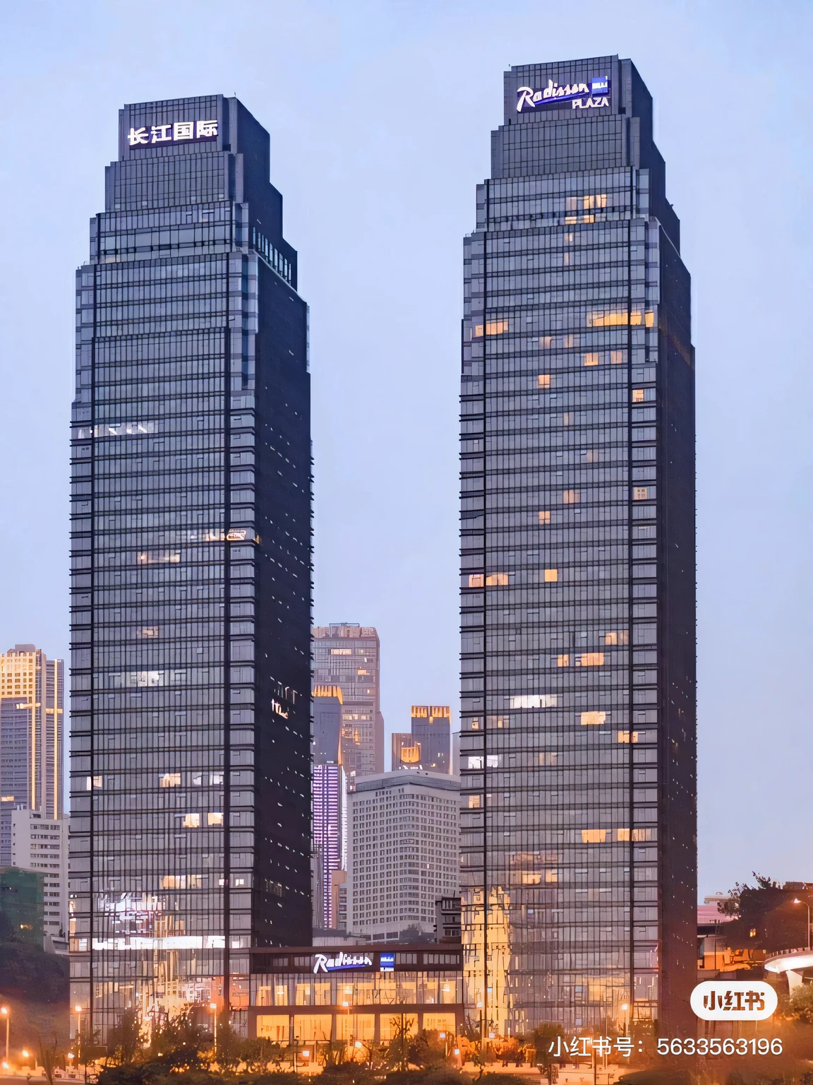 Alafde view of two tall buildings，The background is the city skyline, skybridge towers, two giant towers, super high-rise buildings, the building is a skyscraper, skyscrapper, Twin towers, skycrapers, shenzhen, skyscrapper, sky-high tower, Skyscrapers in the background, Twin towers, Tall skyscrapers, Towers, Tall buildings