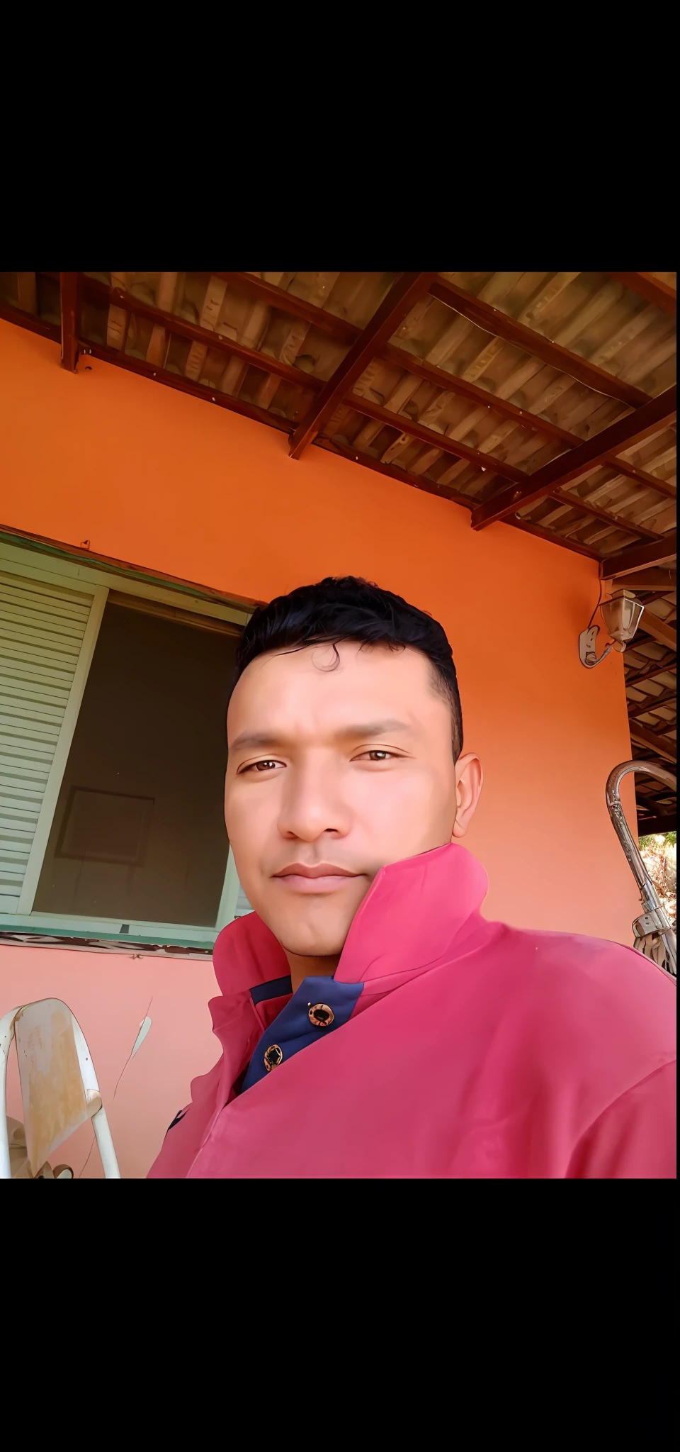 there is a man that is standing outside of a building, Mohamed Chahin, Nivanh Chanthara, Jose Miguel Romano Francisca, imagem frontal, Thawan Duchanee, Homem de 4 0 anos, zigor samaniego, andres rios, 2 7 anos, mateus 9 5, Where is the, Nuttavut Baiphowongse em paris torre fel