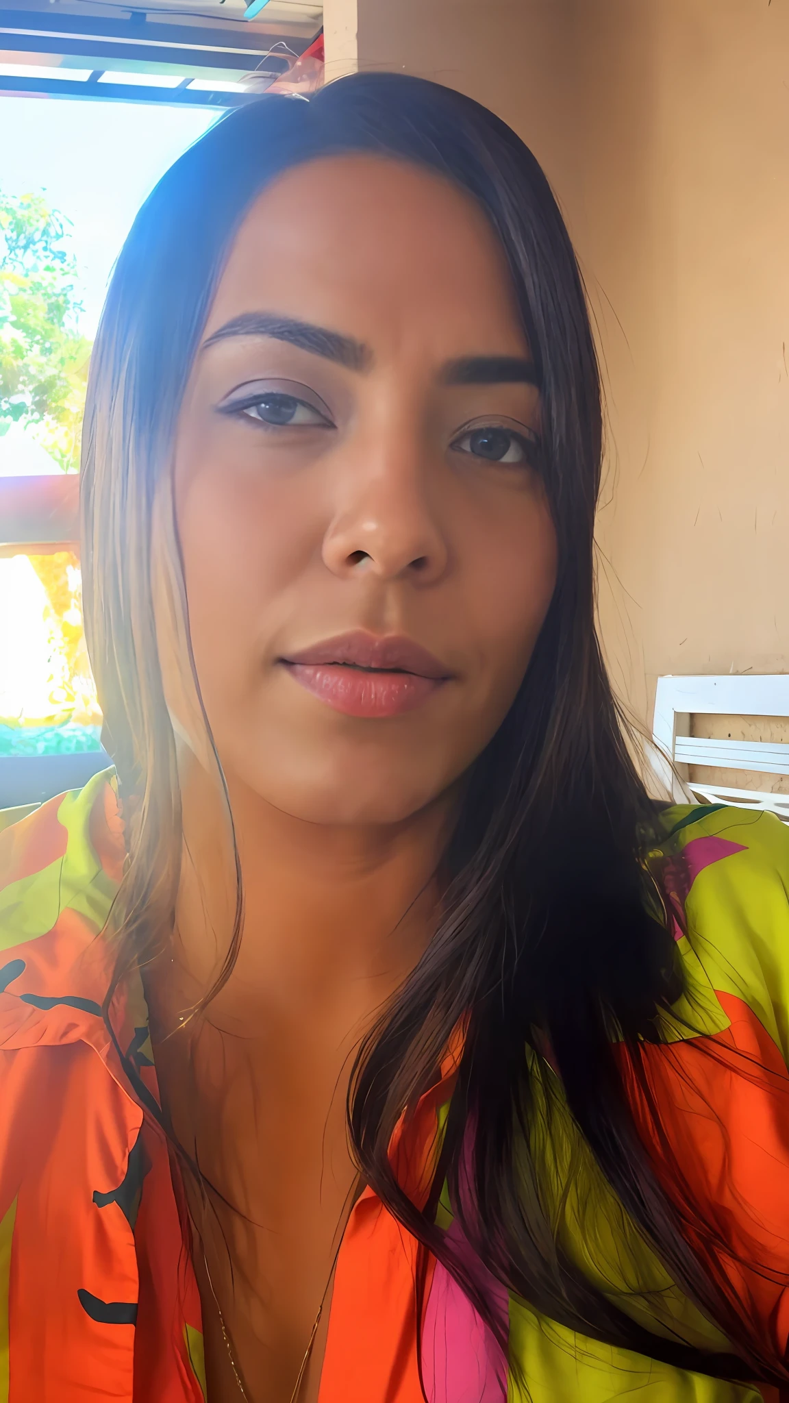 there is a woman that is sitting down with a cell phone, 3 0 anos de idade mulher, Mulher de 30 anos, imagem de perfil, imagem de qualidade muito baixa, Mulher de 30 anos de Cuba, Mulher mexicana bonita, Ayahausca, selfie de uma jovem mulher, Mulheres de 40 anos, 38 anos, 3 6 anos