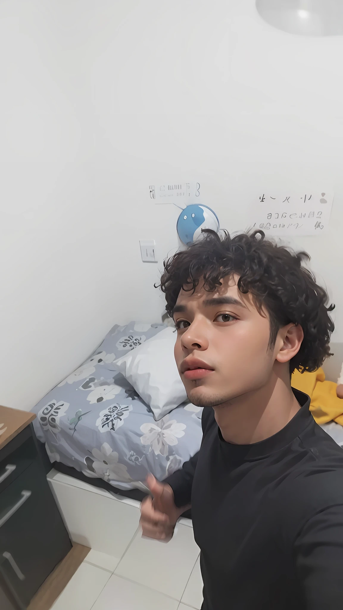 there is a man that is standing in a room with a bed, Parece Fabiula Nascimento, cabelos cacheados e curtos, imagem frontal, cachos por cima, cabelos cacheados medios, com afro, encaracolado, cabelo encaracolado curto escuro sor