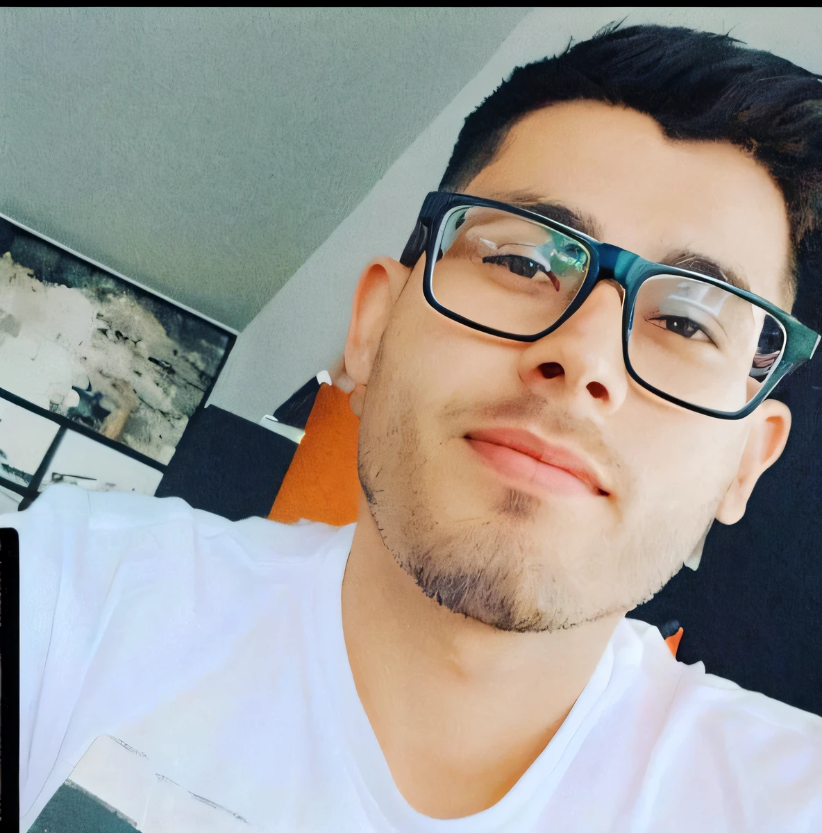 there is a man wearing glasses and a white shirt taking a selfie, Streamer do Twitch / Jogador Ludwig, Cristiano Orrillo, jewish young man with glasses, andres rios, foto de perfil 1024px, foto de perfil headshot, Estilo Zigor Samaniego, taken in the early 2020s, zigor samaniego, 2 3 anos --auto