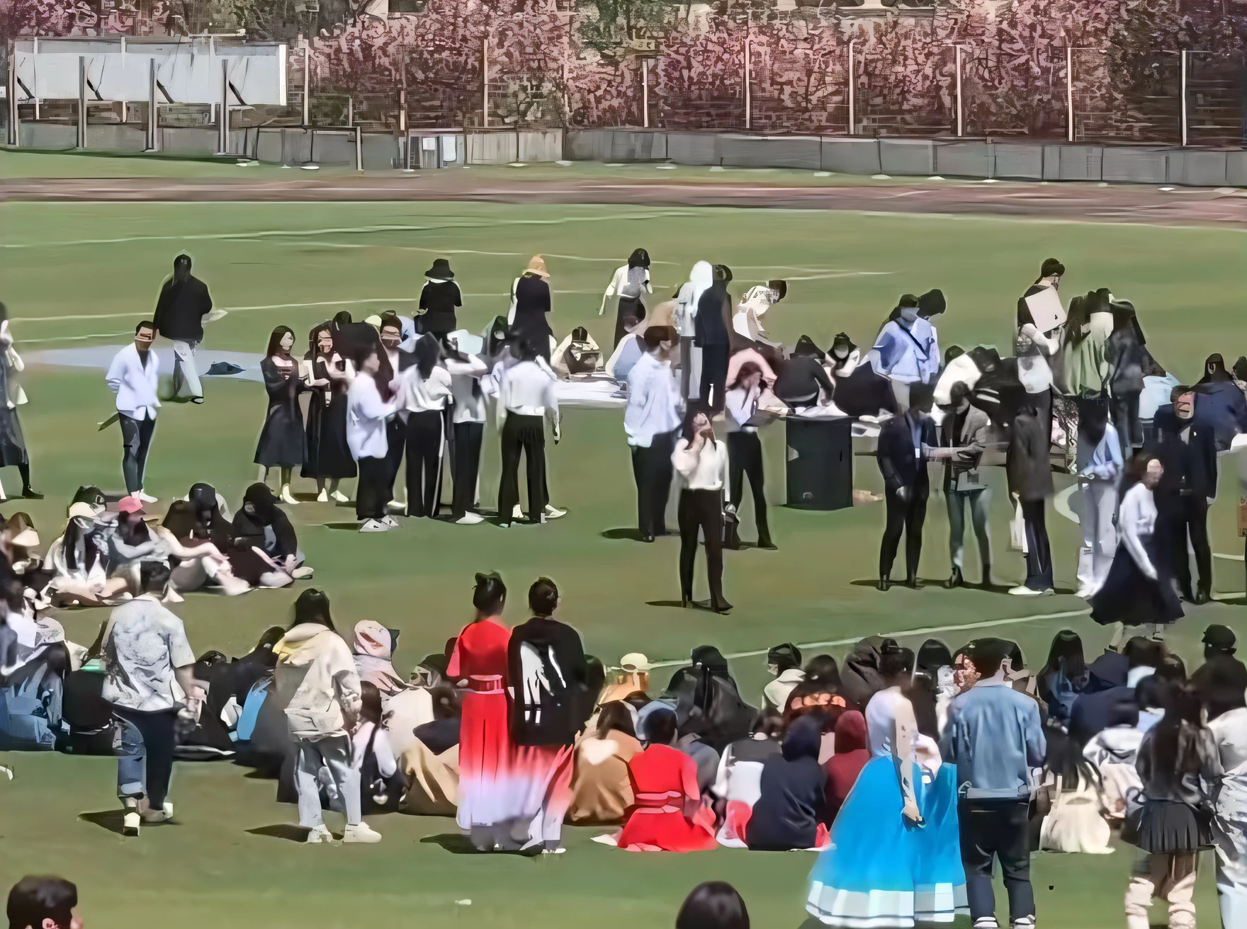 There are a lot of people standing in the field with bands, Japan High School, people resting on the grass, Spring season, Outside on the ground, High school, Sunny environment, sunny day time, sangyeob park, The sun is shining, 8K)), people on the ground, haruhi, Sunny atmosphere, um dia ensolarado, sat on the ground,with blue sky and white clouds