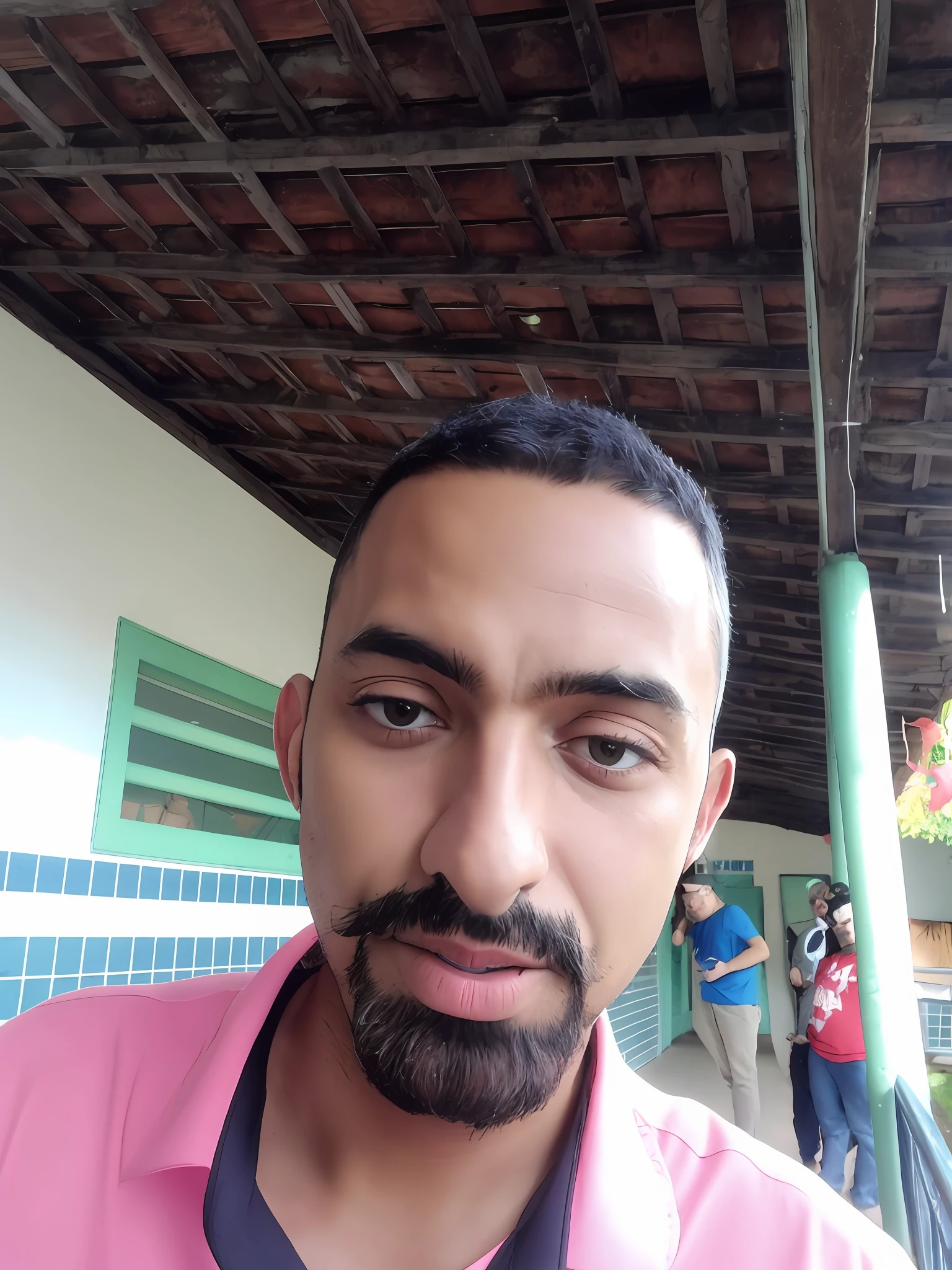 there is a man with a beard and a pink shirt, mateus 9 5, imagem frontal, Mohamed Reda, caio santos, José Moncada, com uma barba pequena, david rios ferreira, saâdane afif, Alex, icaro carvalho, Homem de 4 0 anos, Emad Mostaque, (38 anos)