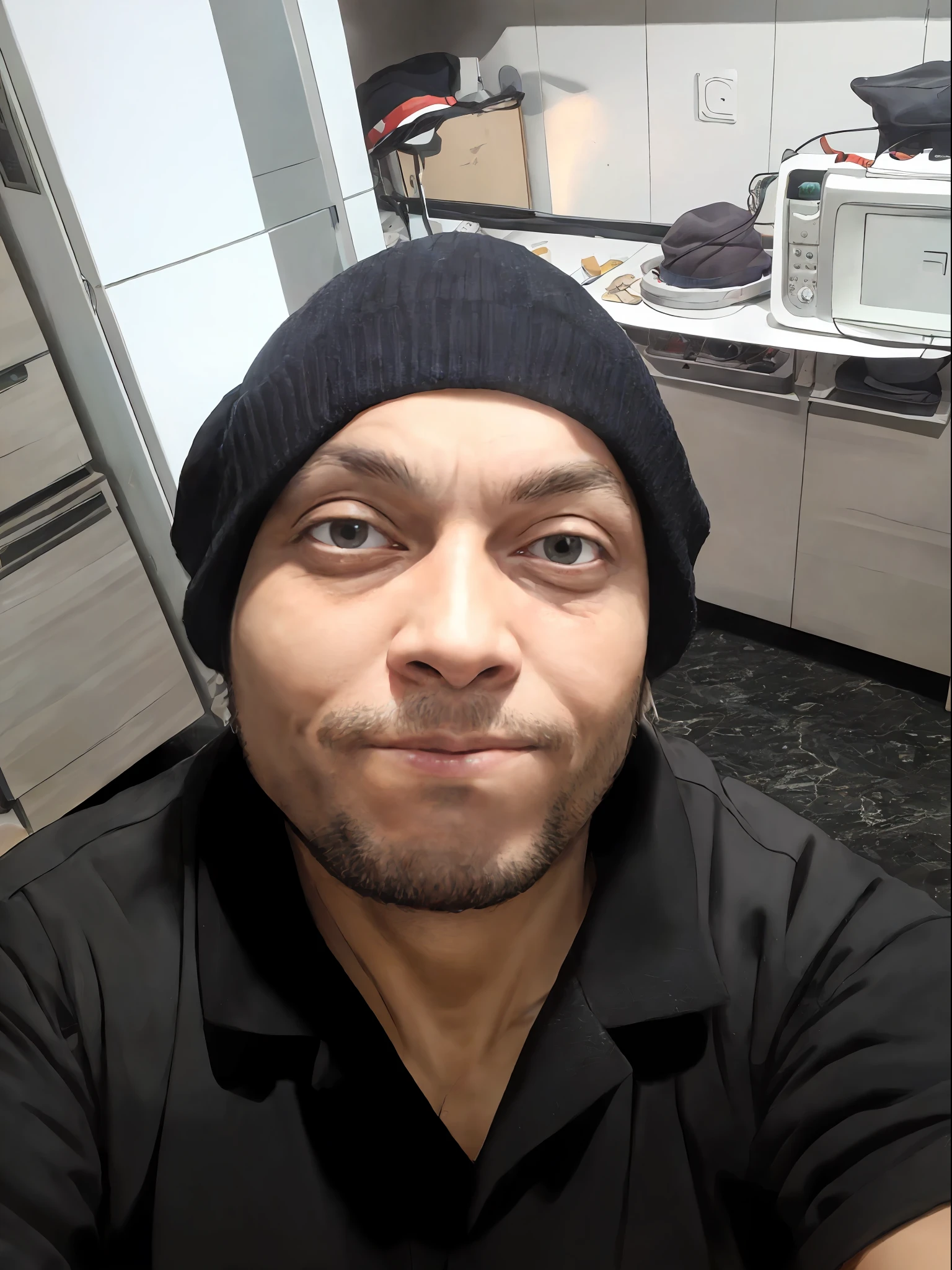 Man in black shirt and black hat, Fotografia selfie 8k, Streamer do Twitch / Jogador Ludwig, selfie de um homem, imagem de qualidade muito baixa, olhos pesados para o lado, (38 anos), with black beanie on head, com uma barba pequena, Homem de 4 0 anos, he is! cerca de 3 0 anos de idade, foto selfie