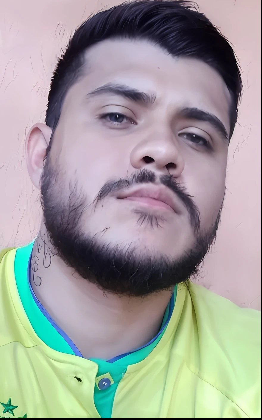 um close up de um homem com barba e camisa amarela, Carmelo Blandino, victor maristane, andres rios, david rios ferreira, caio santos, imagem frontal, Jose Miguel Romano Francisca, Dan dos Santos, luis melo, Fabiano Perez, sem barba e bigode, danilo torres, Ronaldo Luis Nazario de Lima, imagem de qualidade muito baixa