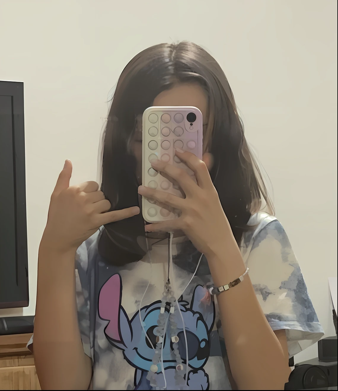 There's a young woman with a blue shirt and a white shirt, ela tem cerca de 1 6 anos de idade, 🤤 retrato da menina, Retrato Sophie Mudd, imagem do iphone, looking-into-camera, camera angle looking up at her, taken in the early 2020s, tirado no iphone 1 3 pro, Nosso/Millie Bobbie Castanho, nice afternoon lighting