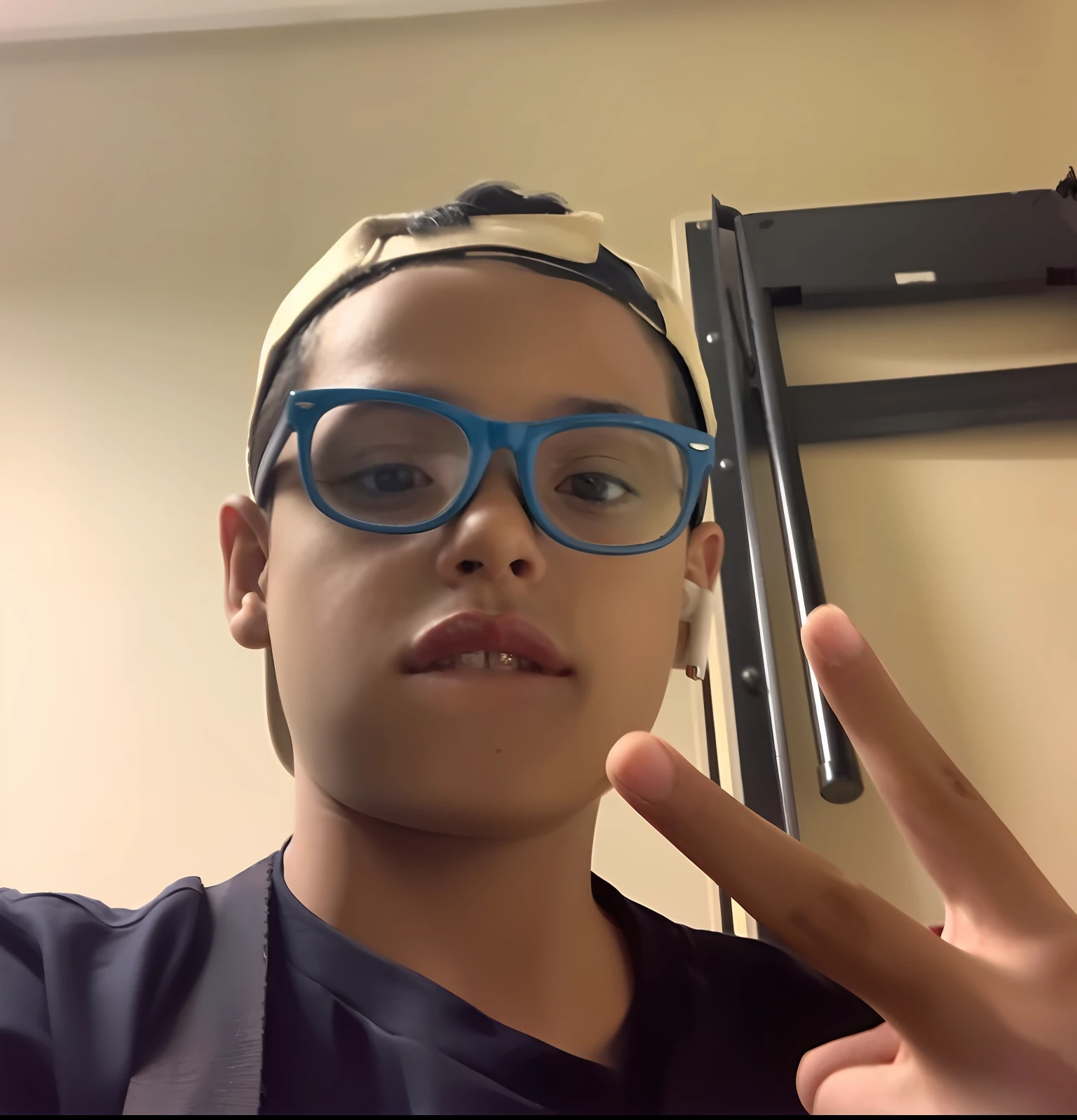 there is a young man with a blue shirt and a white shirt, ela tem cerca de 16 anos de idade, 🤤 retrato da menino, Retrato, imagem do iphone, looking-into-camera, camera angle looking at it, taken in the early 2020s, tirado no iphone 1 3 pro, Nosso/Millie Bobbie Castanho, nice afternoon lighting