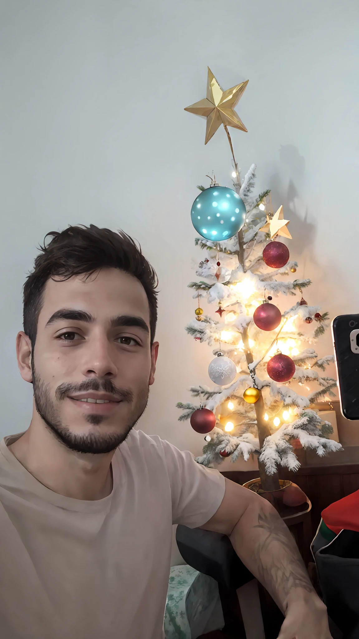 There's a man sitting in front of a Christmas tree, with a tree in the background, tree in the background, Feliz!!!, caio santos, Streamer do Twitch / Jogador Ludwig, mateus 9 5, selfie de um homem, Reddit, imagem do avatar, with a few scars on the tree, Christmas tree, foto de perfil 1024px, Fotografia selfie 8k