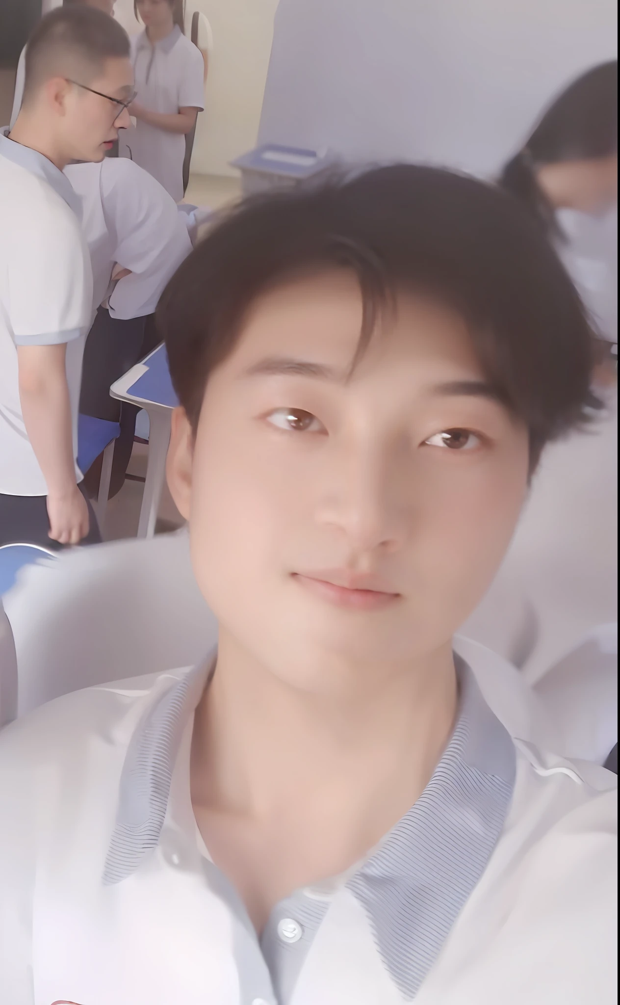 There was a man in a white shirt sitting in a chair, 8k selfie photograph, Cai Xukun, xintong chen, yanjun cheng, Wang Qichao, zeng fanzh, yihao ren, Student, jinyiwei, wenjun lin, huifeng huang, Chen Zezhou, xiaofan zhang, mingchen shen
