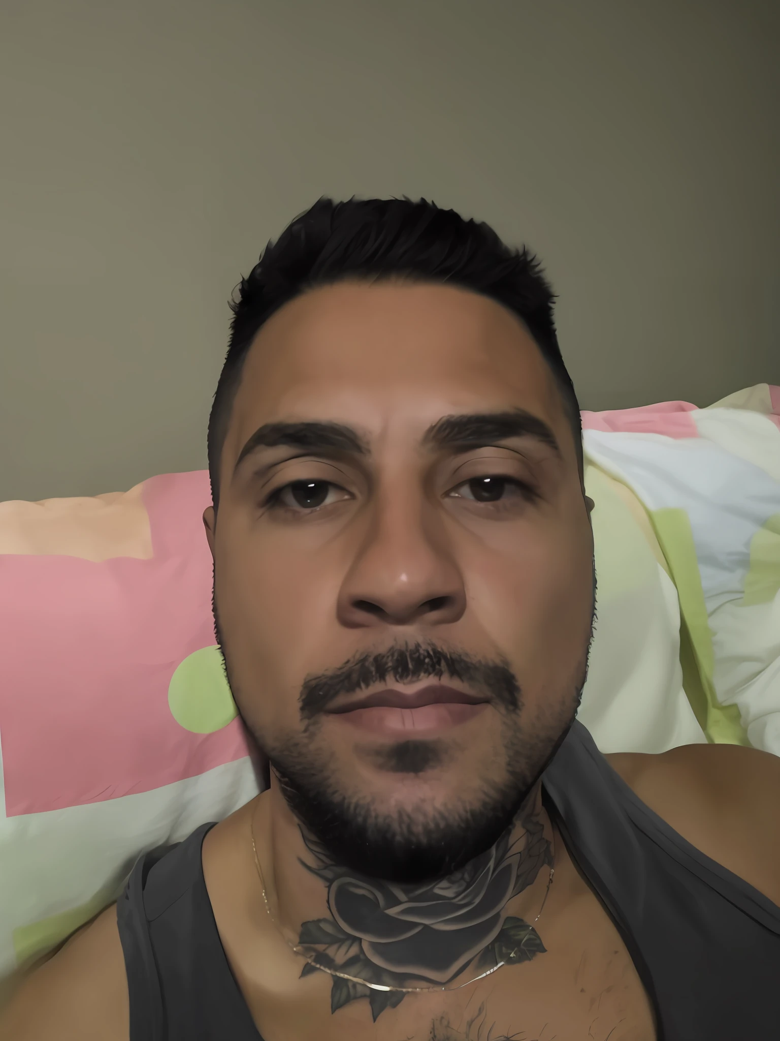 There is a man with a tattoo on his chest lying on the bed, (38 anos), 38 anos, Homem de 4 0 anos, 3 2 anos, 2 7 anos, david rios ferreira, 2 9 anos, 2 8 anos, Homens de 45 anos, 3 6 anos, Ronaldo Nazario Fenomeno, andres rios