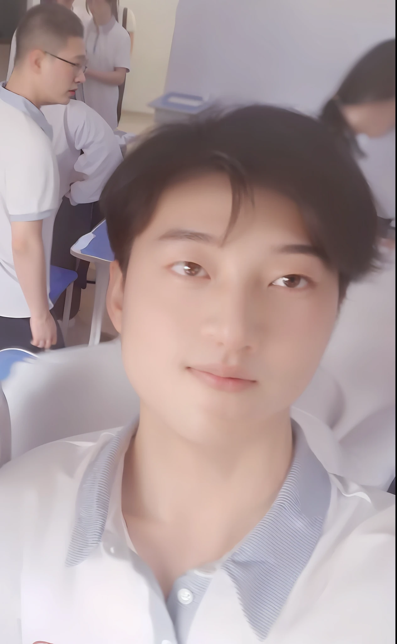 There was a man in a white shirt sitting in a chair, 8k selfie photograph, Cai Xukun, xintong chen, yanjun cheng, Wang Qichao, zeng fanzh, yihao ren, Student, jinyiwei, wenjun lin, huifeng huang, Chen Zezhou, xiaofan zhang, mingchen shen