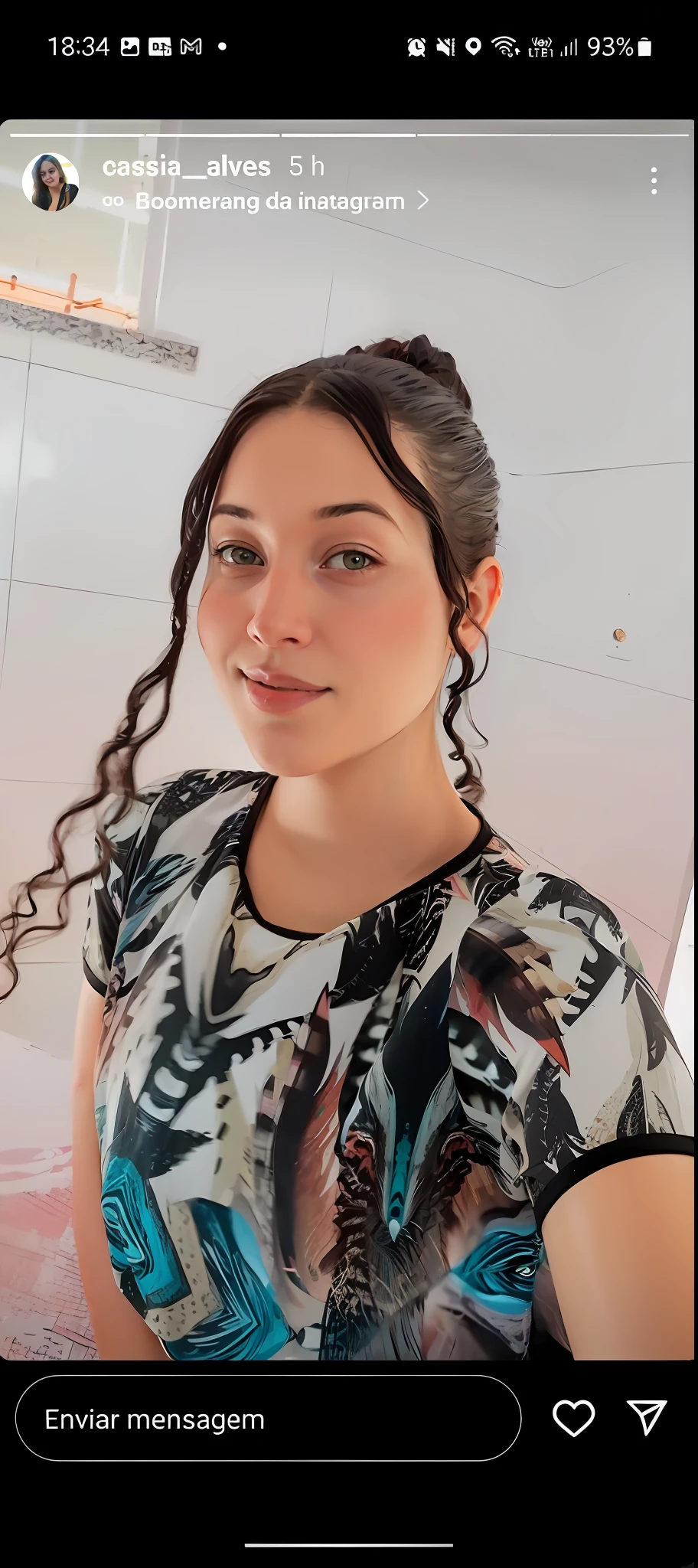um close up de uma mulher com cabelos longos e uma camisa, Mulher de 30 anos de Cuba, Violeta Myers, selfie de uma jovem mulher, sem maquiagem, Retrato Sophie Mudd, sem maquiagem cabelo ondulado, Valentina Embaralhamento, Malika Favre, imagem de perfil, ela tem cerca de 1 6 anos de idade, fernanda suarez, Anos Imane