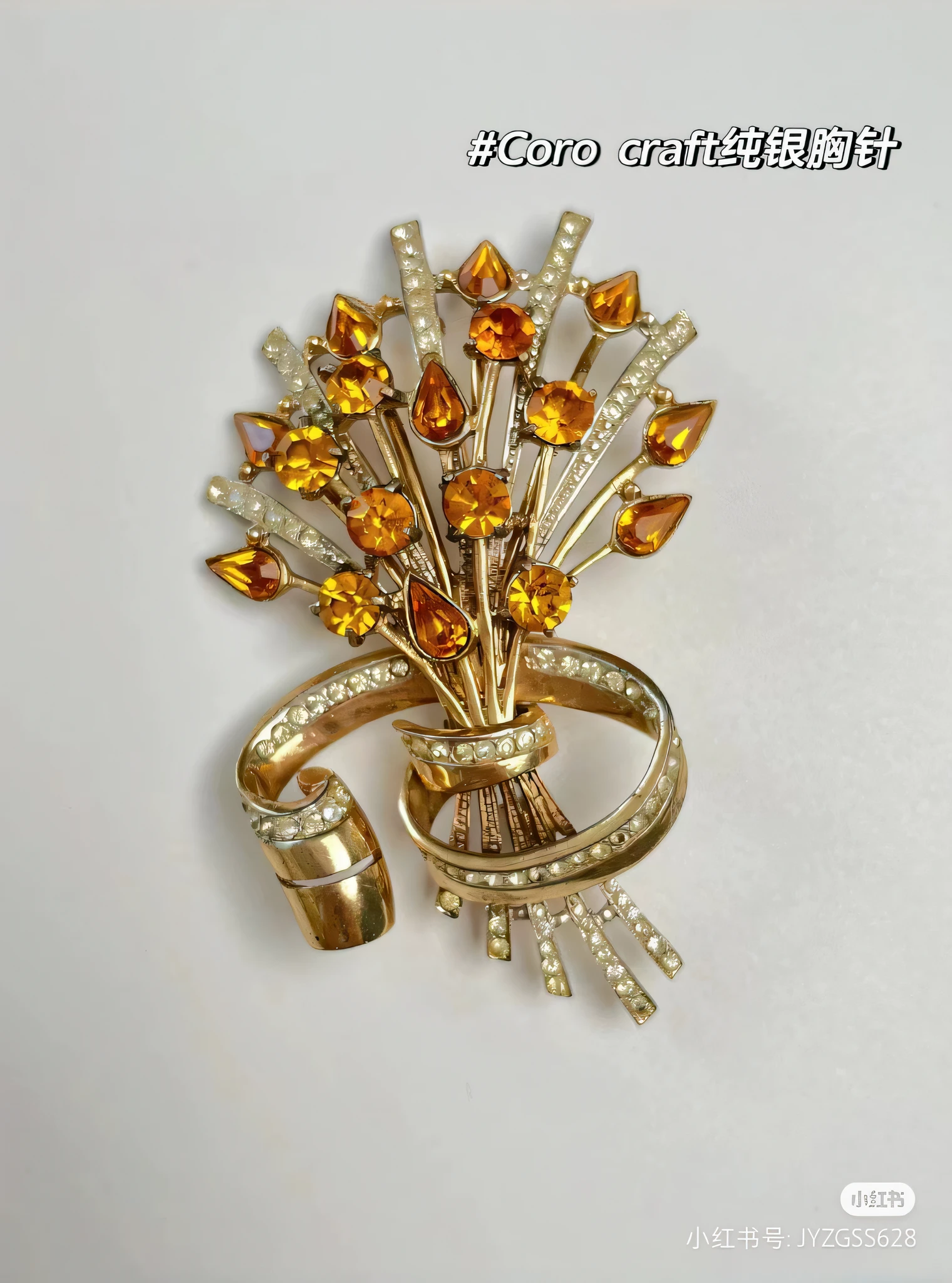 There is a brooch,There is a bouquet of flowers inside, w 1 9 2 0, H 768, h 7 6 8, Showpiece, 8K H- 640, 8K H 768, h 7 0 4, topaz, h 1 0 2 4, H 1024, 1 4 8 0 s, 20k