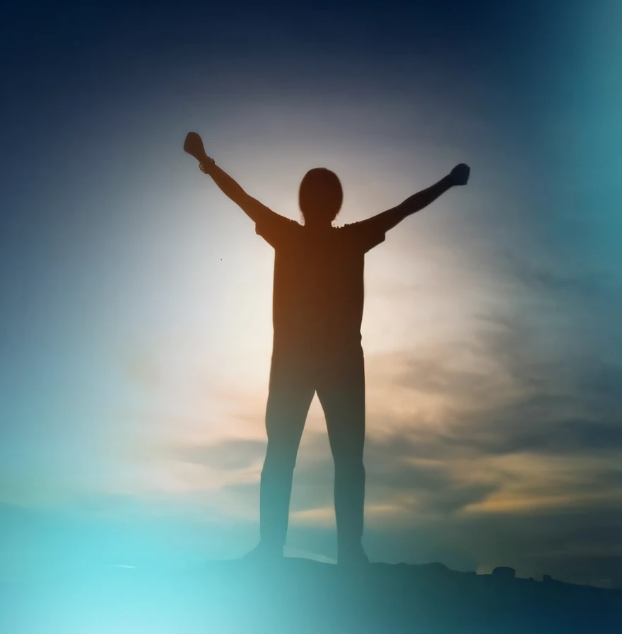 Arafed man standing on a mountain with his arms raised in the air, standing triumphant and proud, vitorioso em um morro, stands in center with open arms, with arms up, arms held high in triumph, arms raised, arms outstretched, Posar(arms up + Feliz), his arms spread. pronto para voar, inspirador e poderoso, showing victory, louvando o sol