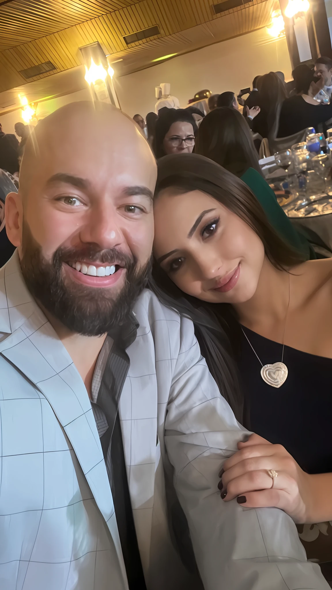 There is a man and a woman sitting at a table together, ๐คฌ ๐คฎ ๐ ๐, Tyler Edlin e Natasha Tan, Charli Bowater e Artgeem, Fotografia tirada em 2 0 2 0, Fotografia selfie 8k, taken in the early 2020s, Postagem 4k, 4 k post, foto do perfil, imagem de perfil