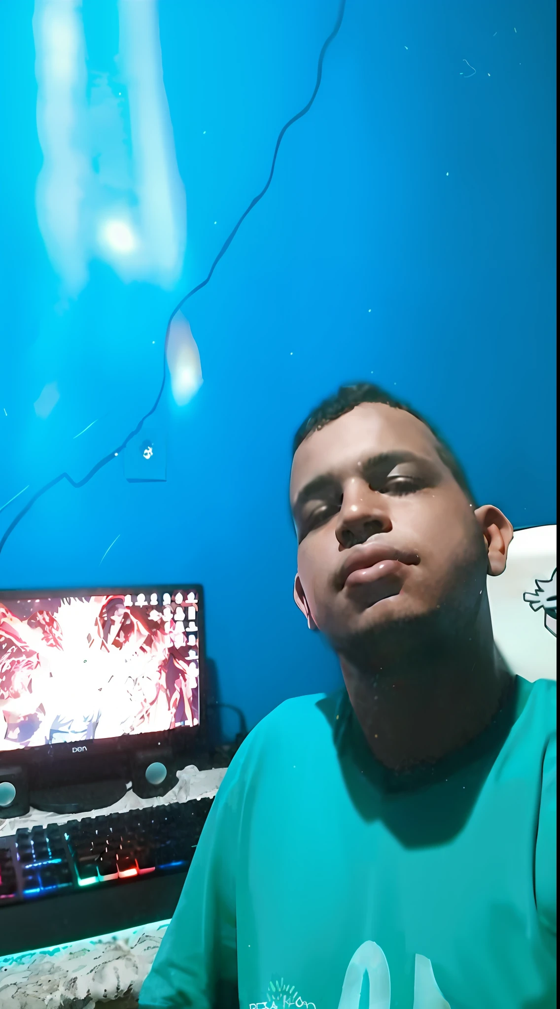 there is a man sitting in front of a computer desk, foto de perfil 1024px, imagem de qualidade muito baixa, caio santos, mateus 9 5, Ronaldo Nazario Fenomeno, Foto realista, jogador, Ronaldo Nazario, imagem frontal, Mohamed Reda, Dan dos Santos, edu souza, david rios ferreira, cabrito