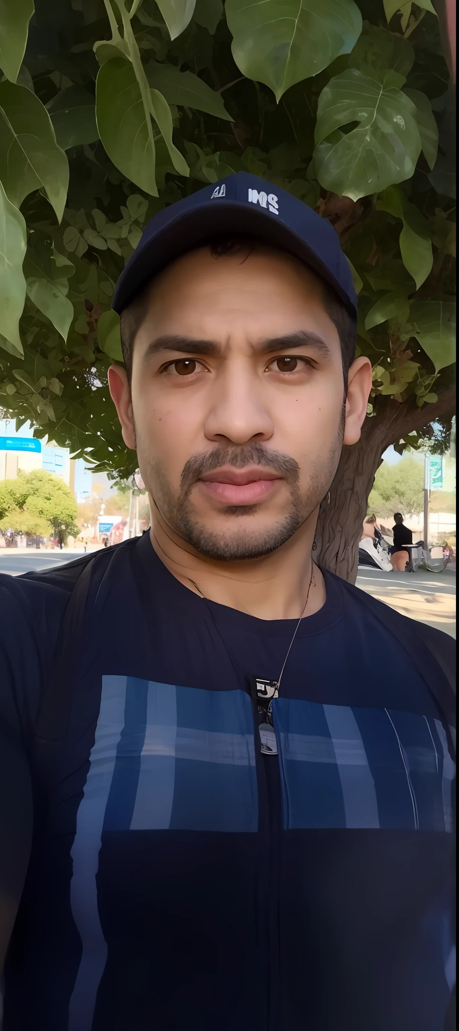 There's a man sitting under a tree with a hot dog in his hand, caio santos, icaro carvalho, david rios ferreira, (38 anos), imagem frontal, Foto realista, edu souza, cerca de 3 5 anos, Homem de 4 0 anos, mateus 9 5, adreas rocha, Dan dos Santos