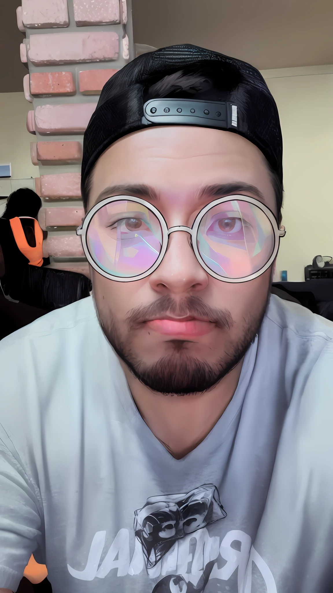 Hay un hombre con gafas y un sombrero posando para una foto, Coloridos ojos reflectantes, Filtro de Instagram, Usar grandes gafas circulares negras, Con filtros de Instagram, usar gafas redondas, foto distorsionada, Gafas circulares, Estilo de lente sobresaturado, holographic effect, coloreado, Humor trippy, wearing small round glasses, cold face, Cara de LSD, Gafas frescas