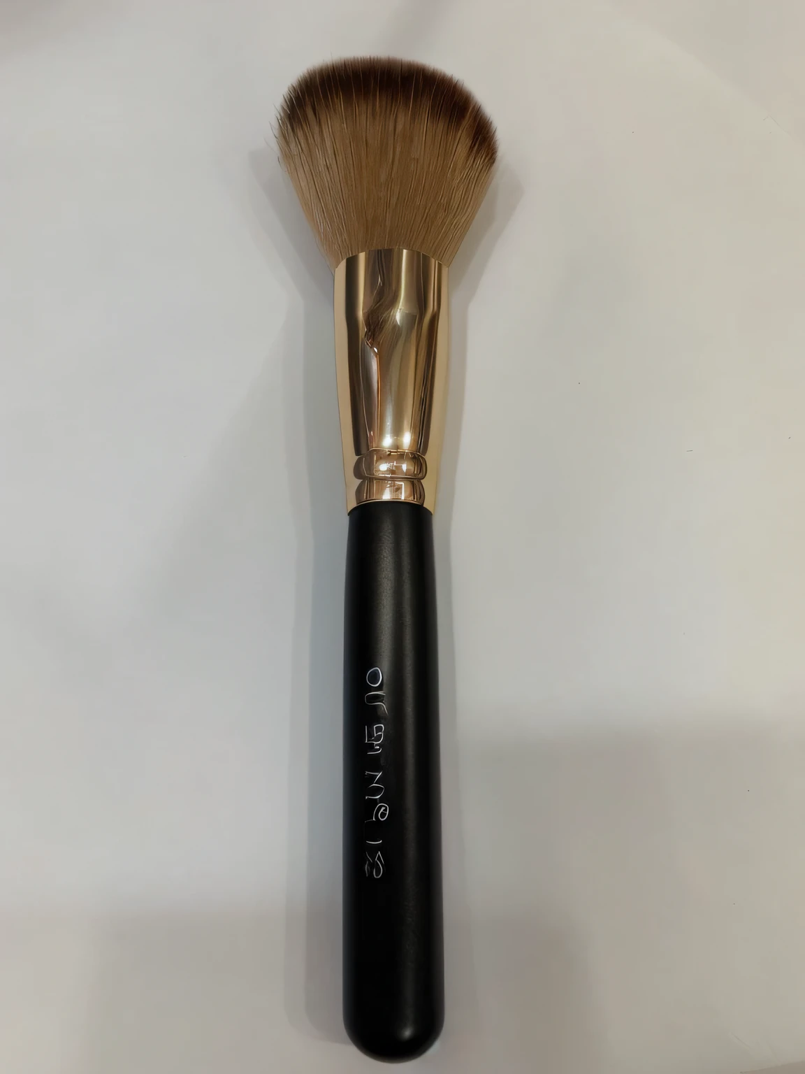 product，photography of，OU EN NI brushes，Placed behind the soft blue sky is covered by large patches of roses，It is also surrounded by cherry blossoms under the sea，This brush is outstanding --auto