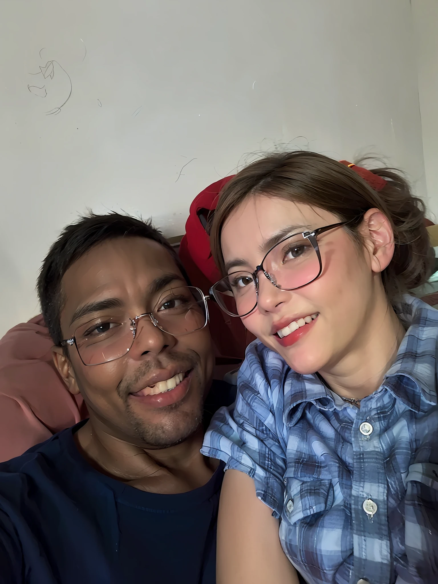There's a man and a woman sitting together on a couch, both smiling for the camera, Casal feliz, they are in love, Lovely couple, retrato de casais, casal sorridente, imagem de qualidade muito baixa, Mulher de 30 anos de Cuba, Retrato de duas pessoas, com verruga, foto do perfil, Roomies, selfie apaixonada
