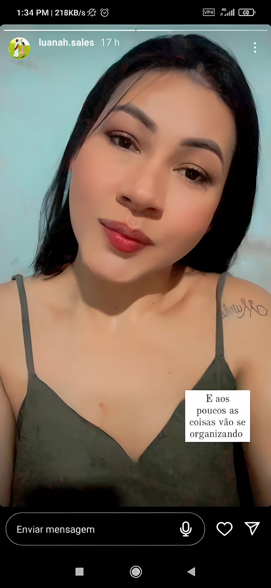 There is a woman with a tattoo on her chest and a cell phone, Mulher de 30 anos de Cuba, Directed by: Nandor Soldier, Parece Fabiula Nascimento, Ayahausca, imagem frontal, 1614572159, Foto realista, Alanis Guillen, Imagens