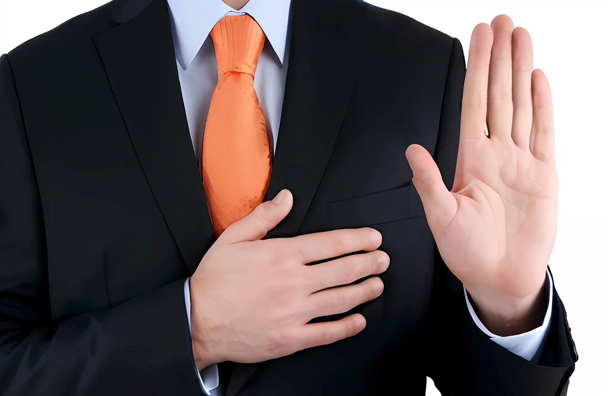 Un primer plano de un hombre con [traje blanco] y corbata naranja sosteniendo sus manos en alto, Usar un traje de negocios estricto, gesto con la mano, usar un traje de negocios, Llevar traje de negocios, Chaleco de traje, gesto solemne, Demanda de abogado, Detalle del tema: usar un traje, con chaleco y corbata, con traje y corbata, hombre indistinto con la mano en alto
