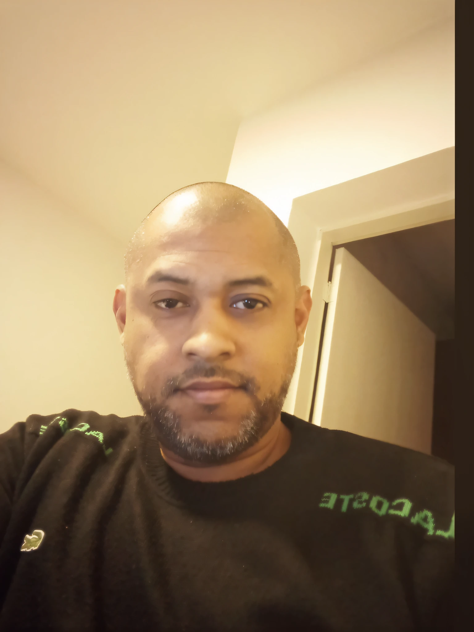 There is a man who is taking a selfie thinking about making money wearing black clothes, terno e gravatas