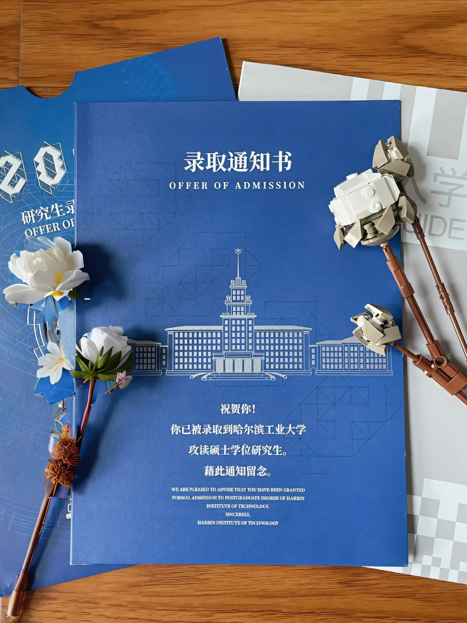 8k,RAW photos,best qualtiy,tmasterpiece:1.2,realisticlying,realisticlying:1.37,Three flowers on the table